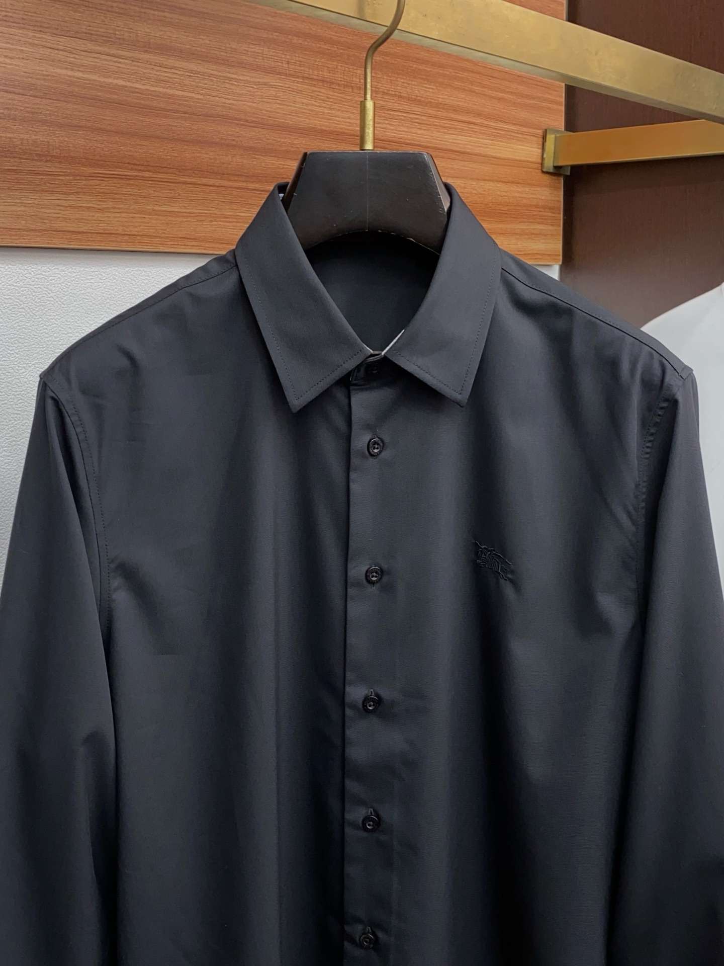 巴宝莉 2025男士衬衫，商务休闲修身款长袖衬衣！ 宜商务 宜休闲！秋冬限量新款，都市商务气质款！ 衬衫