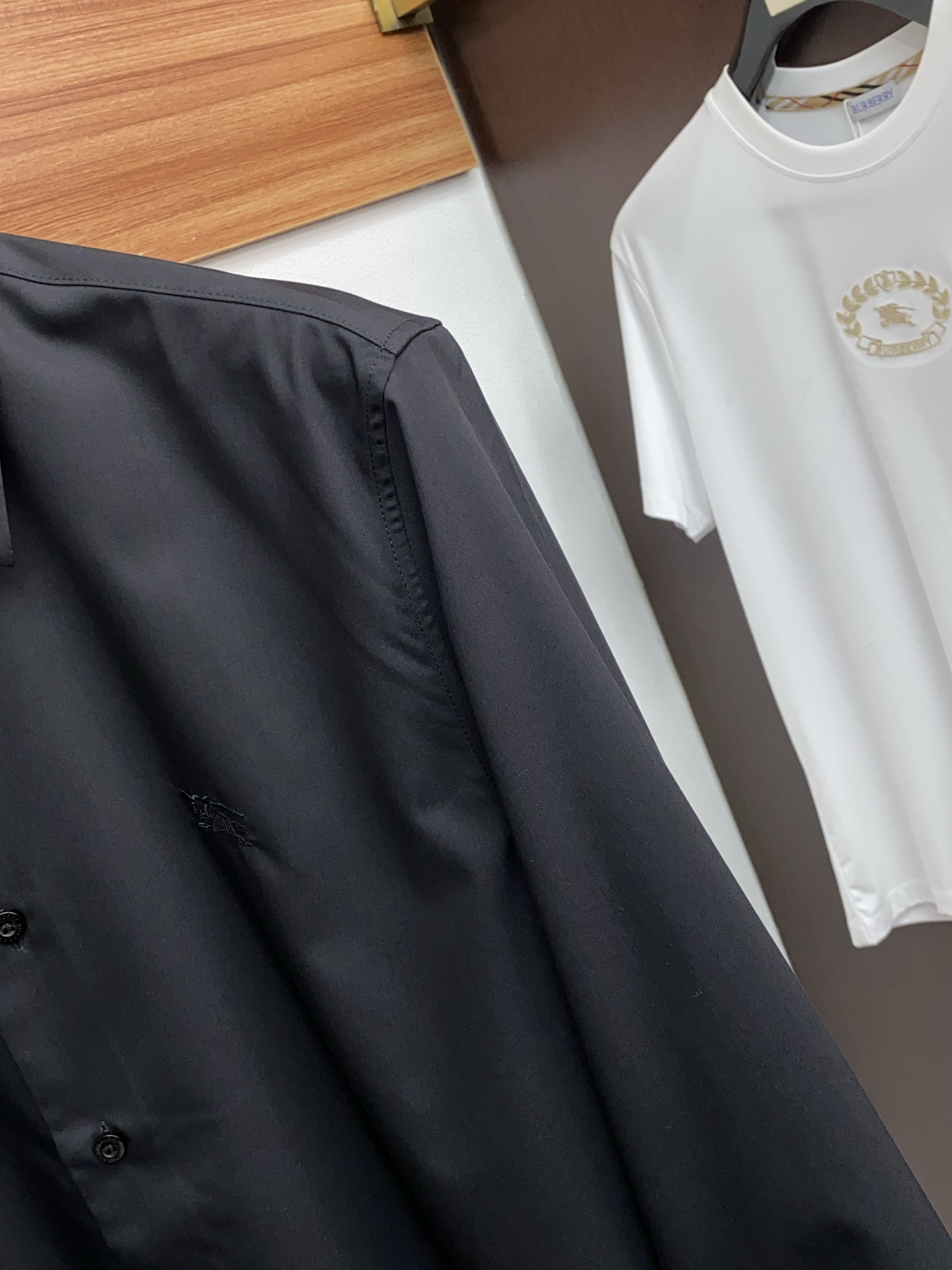 巴宝莉 2025男士衬衫，商务休闲修身款长袖衬衣！ 宜商务 宜休闲！秋冬限量新款，都市商务气质款！ 衬衫