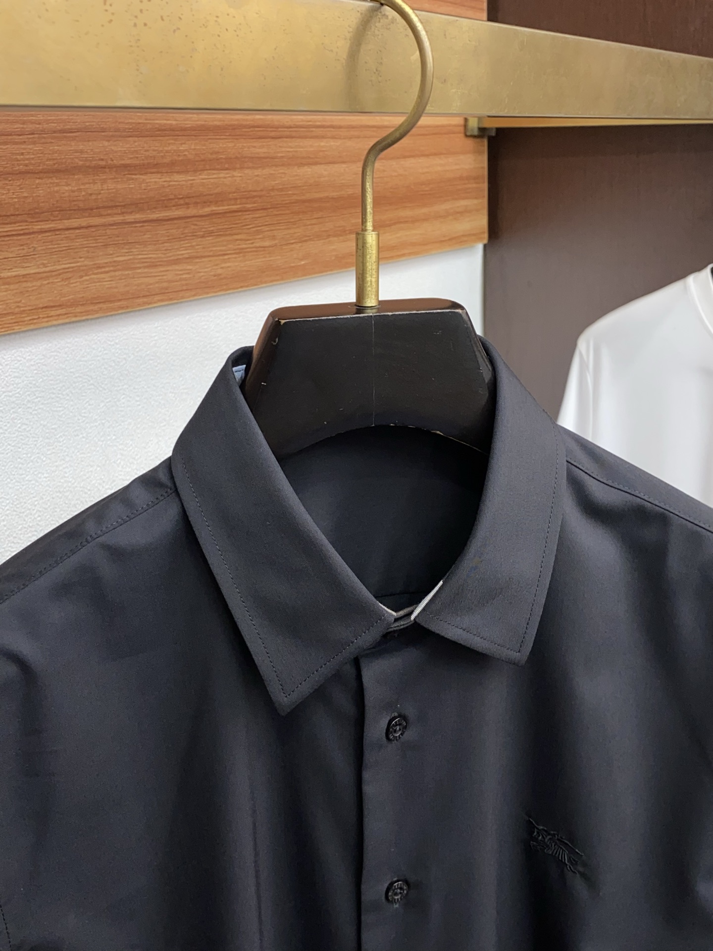 巴宝莉 2025男士衬衫，商务休闲修身款长袖衬衣！ 宜商务 宜休闲！秋冬限量新款，都市商务气质款！ 衬衫