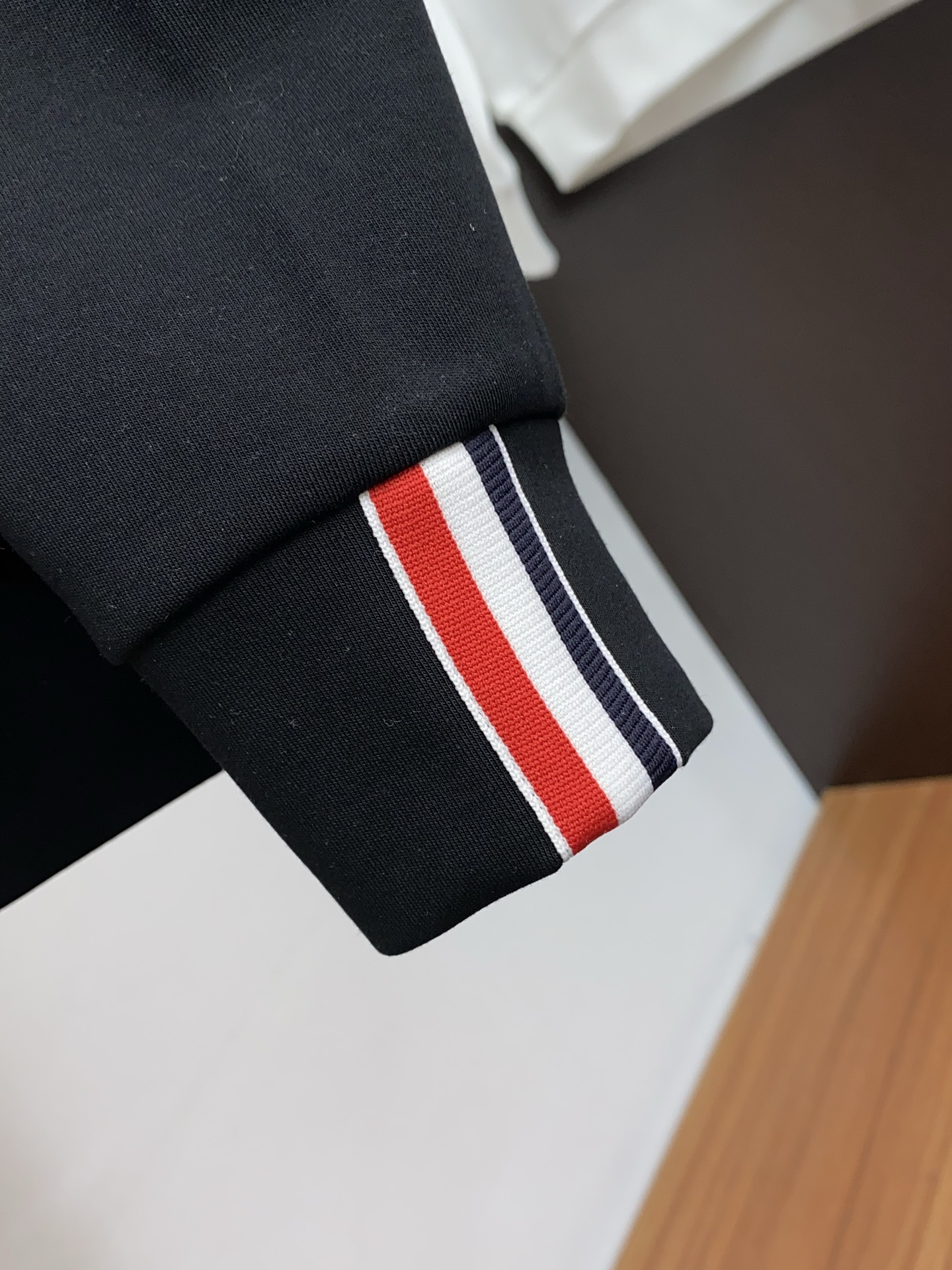 蒙口 2025 秋冬AW新品，时尚休闲打底加厚长袖卫衣专柜同步有售，进口加厚莫戴尔长绒棉拉绒面料，工艺极