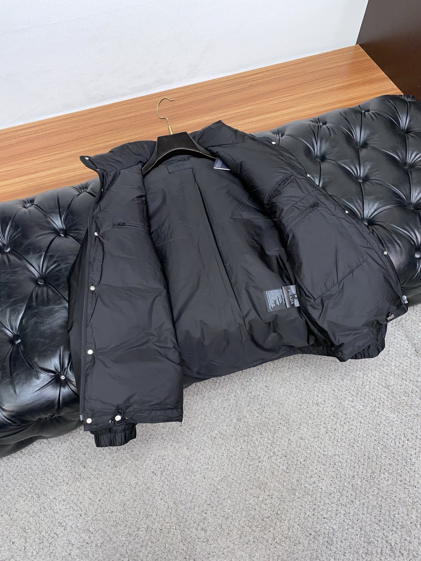 普拉达 25秋冬男士时尚羽绒服 轻奢时尚休闲风格，轻盈保暖柔软！低调系列时尚百搭，就是有型！香港贸易订单