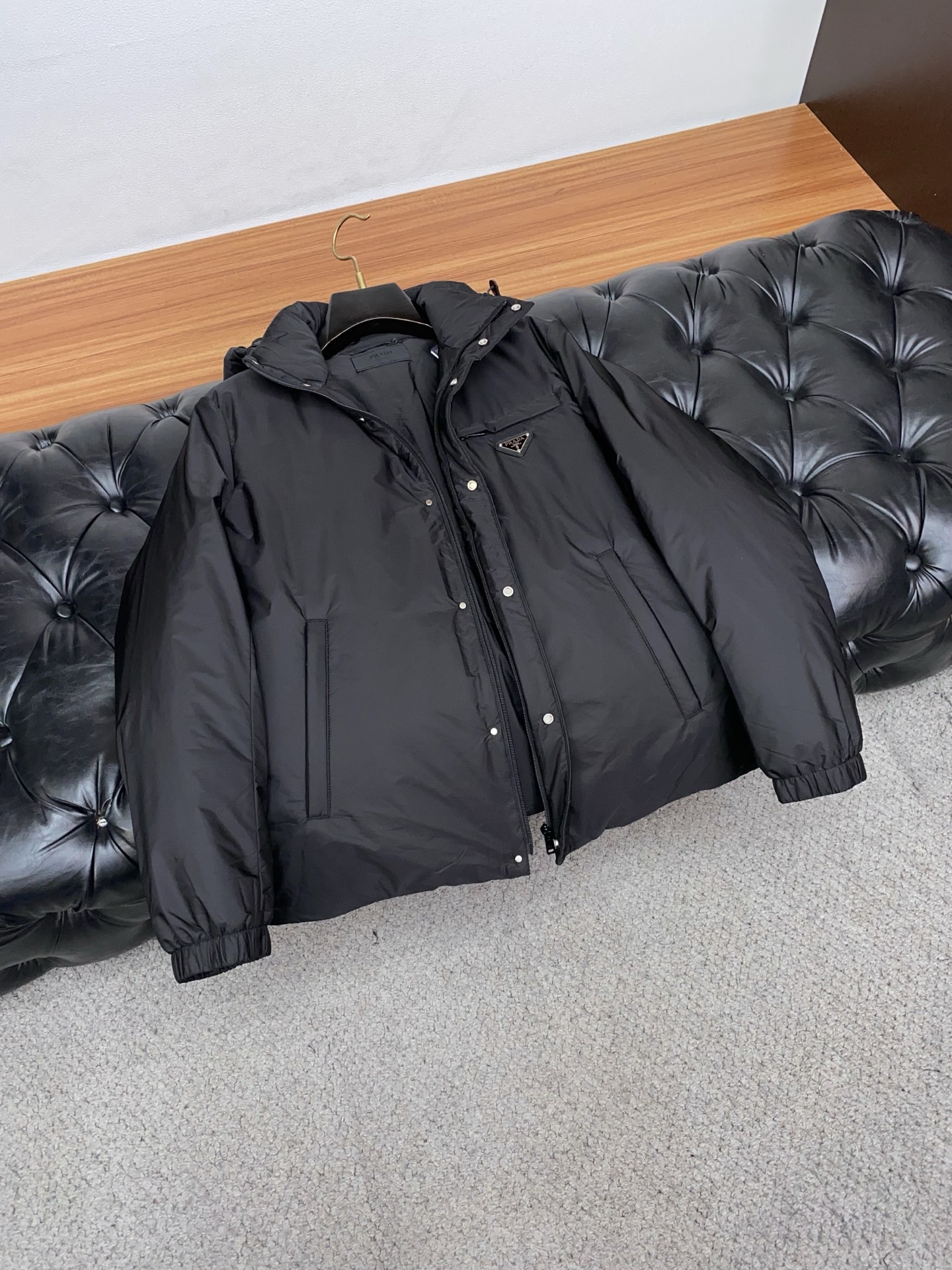 普拉达 25秋冬男士时尚羽绒服 轻奢时尚休闲风格，轻盈保暖柔软！低调系列时尚百搭，就是有型！香港贸易订单