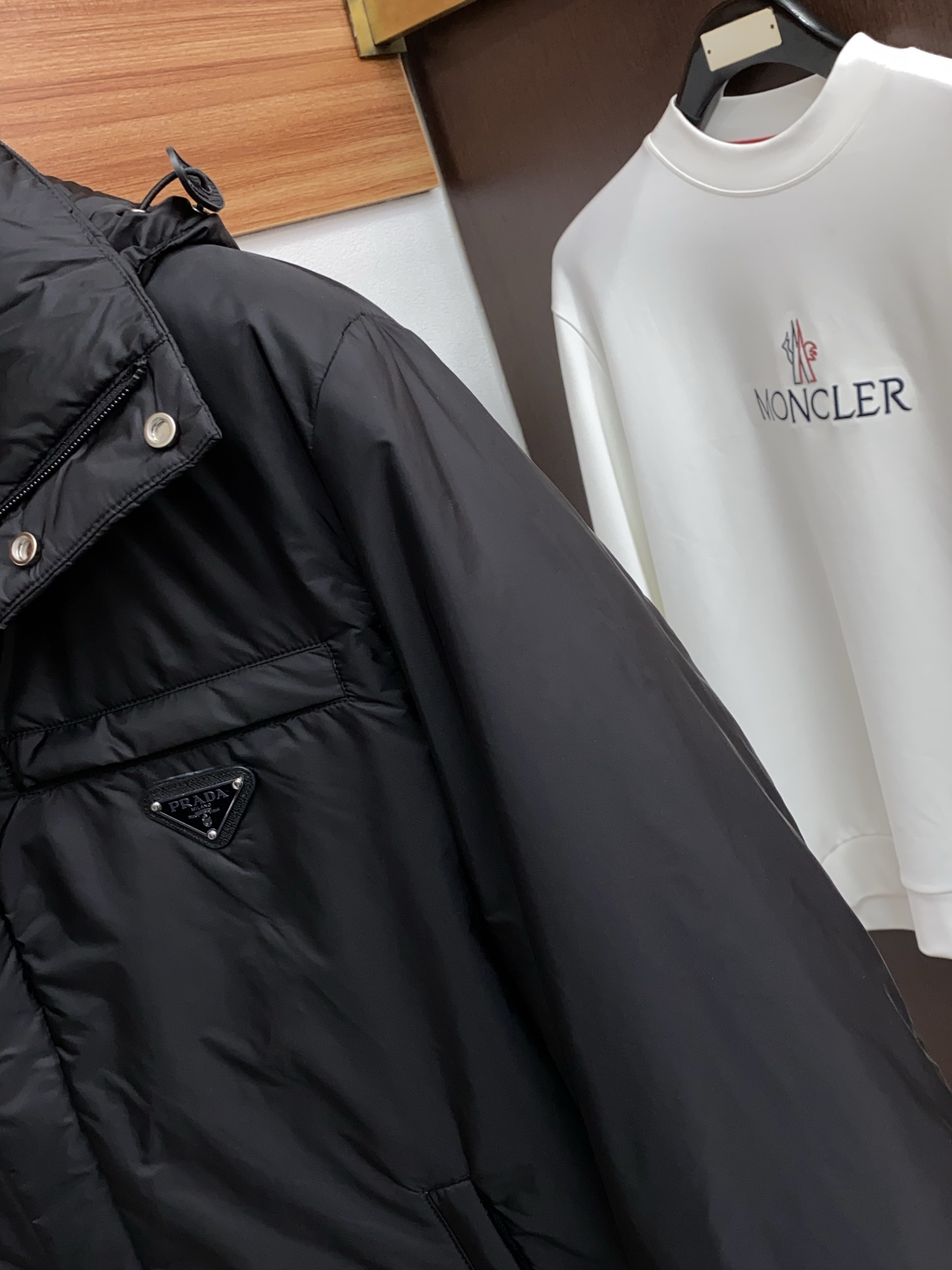 普拉达 25秋冬男士时尚羽绒服 轻奢时尚休闲风格，轻盈保暖柔软！低调系列时尚百搭，就是有型！香港贸易订单