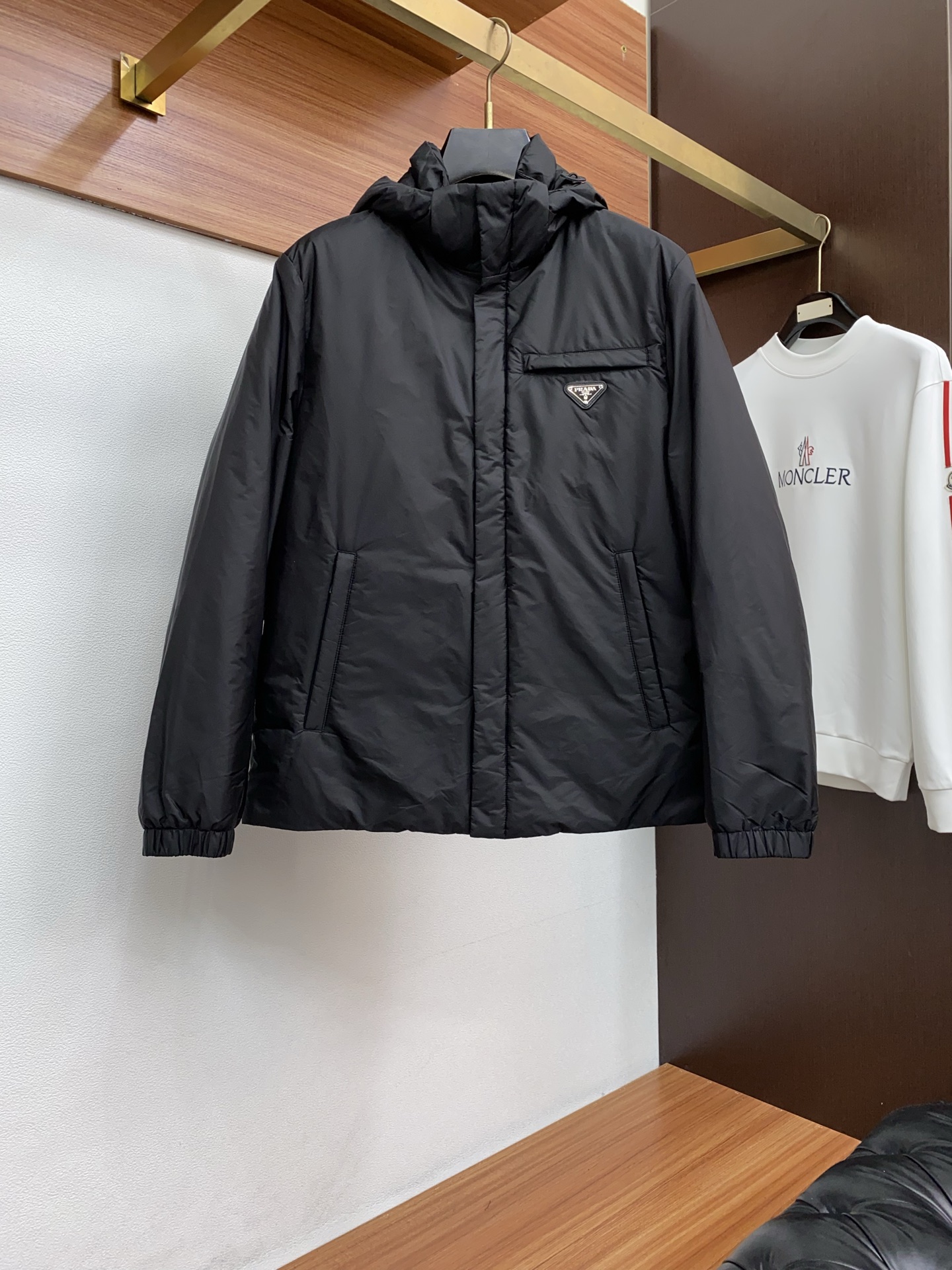 普拉达 25秋冬男士时尚羽绒服 轻奢时尚休闲风格，轻盈保暖柔软！低调系列时尚百搭，就是有型！香港贸易订单