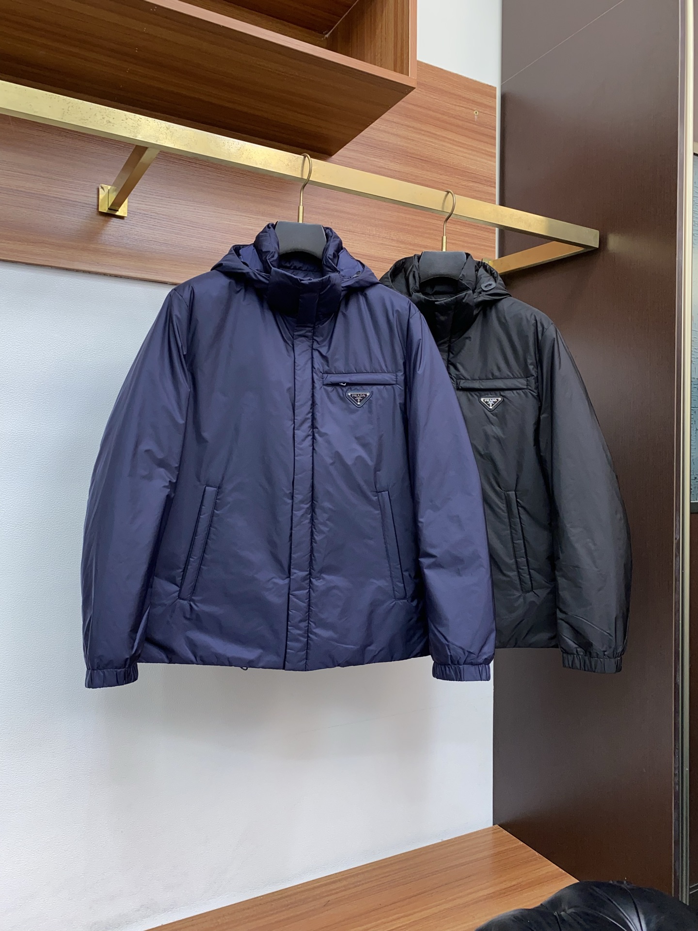 普拉达 25秋冬男士时尚羽绒服 轻奢时尚休闲风格，轻盈保暖柔软！低调系列时尚百搭，就是有型！香港贸易订单