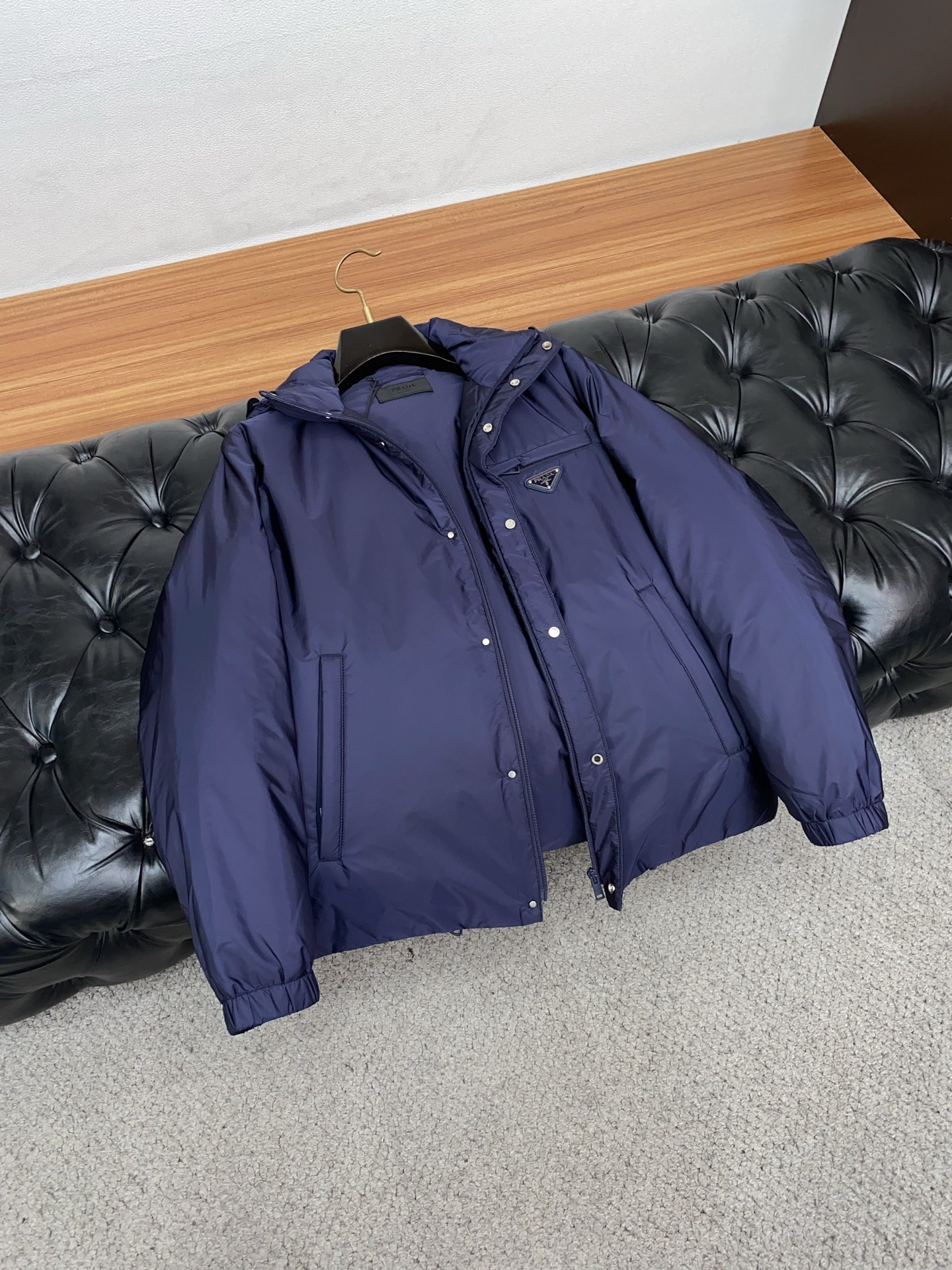 普拉达 25秋冬男士时尚羽绒服 轻奢时尚休闲风格，轻盈保暖柔软！低调系列时尚百搭，就是有型！香港贸易订单