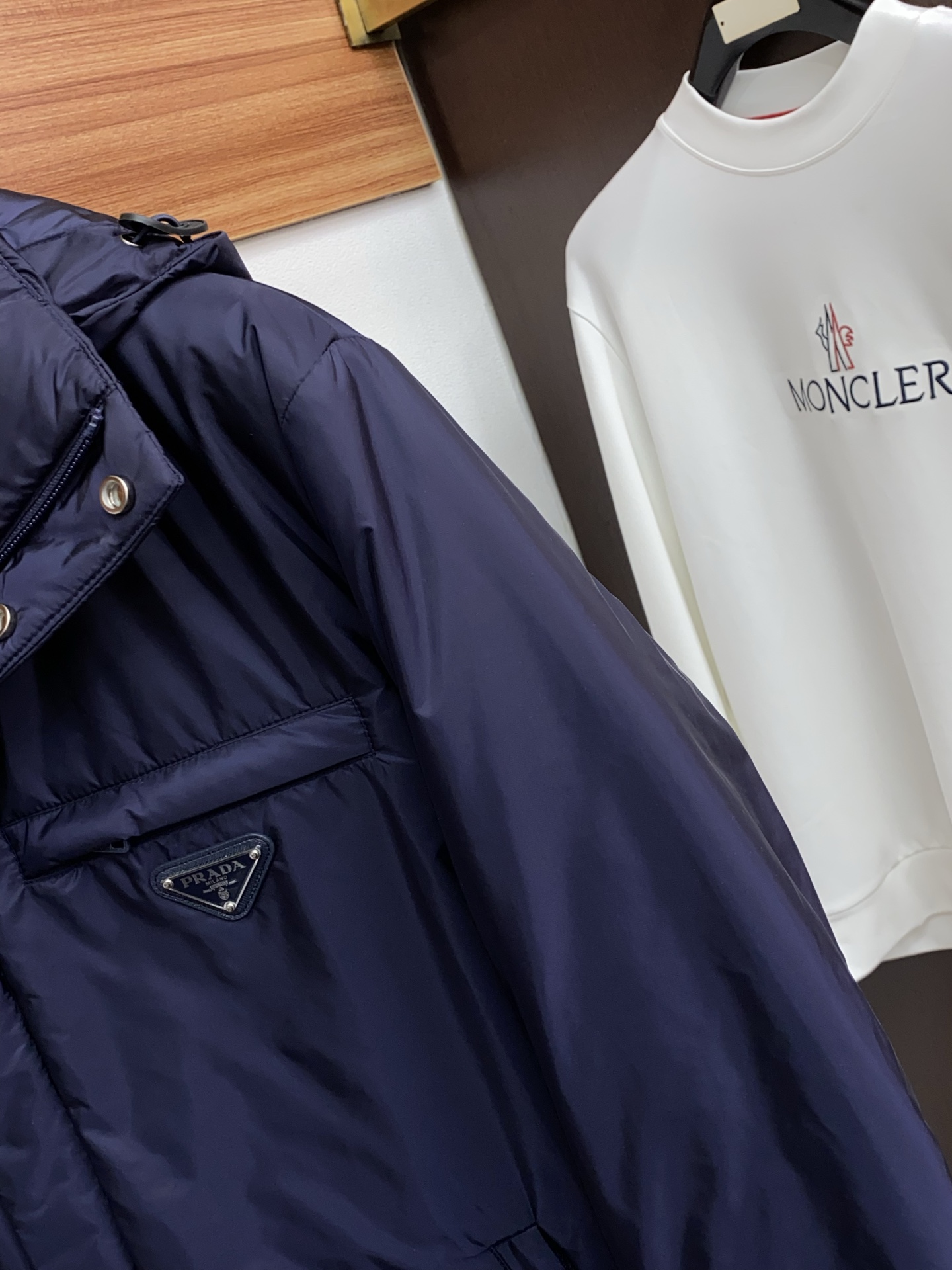 普拉达 25秋冬男士时尚羽绒服 轻奢时尚休闲风格，轻盈保暖柔软！低调系列时尚百搭，就是有型！香港贸易订单