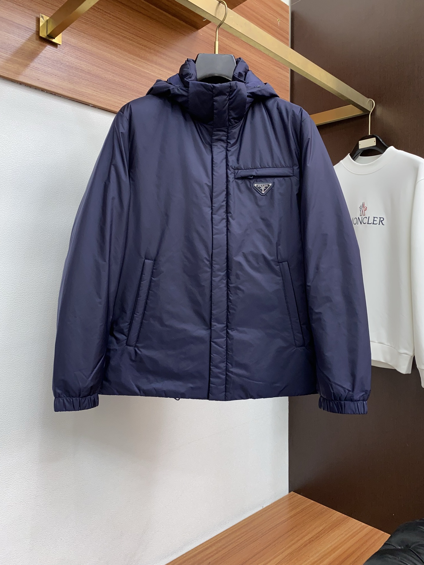 普拉达 25秋冬男士时尚羽绒服 轻奢时尚休闲风格，轻盈保暖柔软！低调系列时尚百搭，就是有型！香港贸易订单