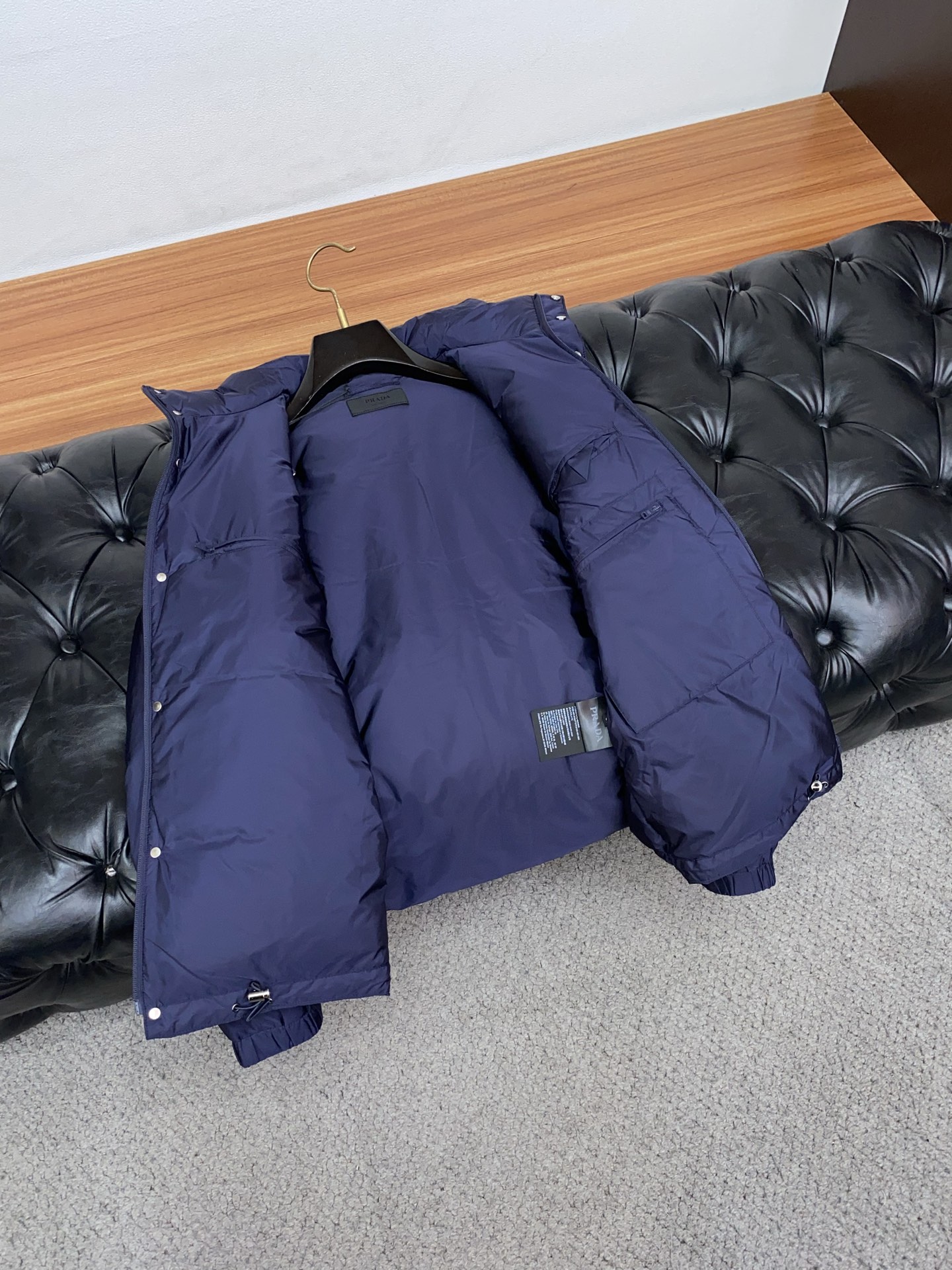 普拉达 25秋冬男士时尚羽绒服 轻奢时尚休闲风格，轻盈保暖柔软！低调系列时尚百搭，就是有型！香港贸易订单