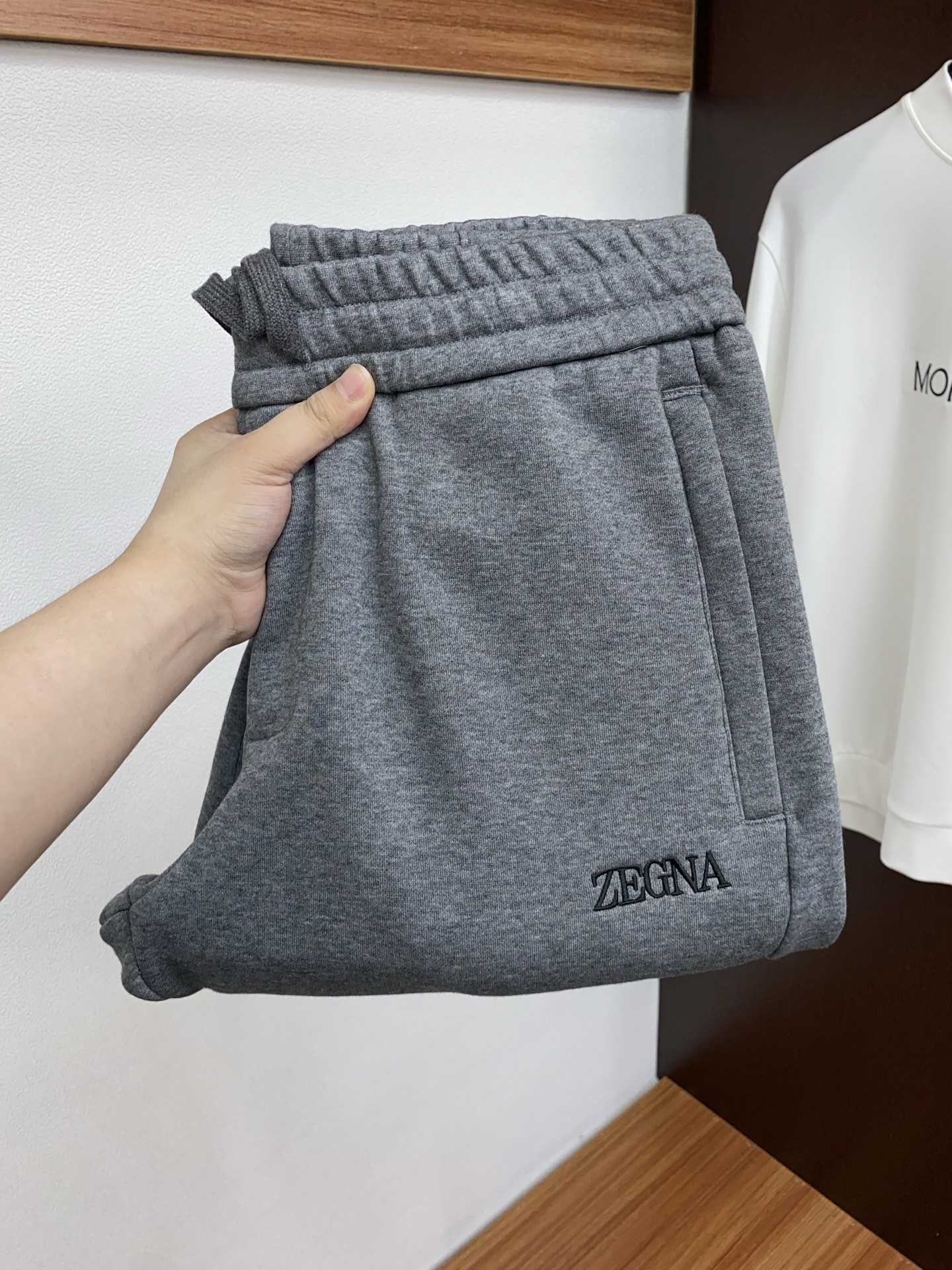 杰尼亚 2025 秋冬定制纯棉加绒休闲裤 干净利落剪裁，都市风十足 采用精纺面料手感软糯干爽，上身效果挺