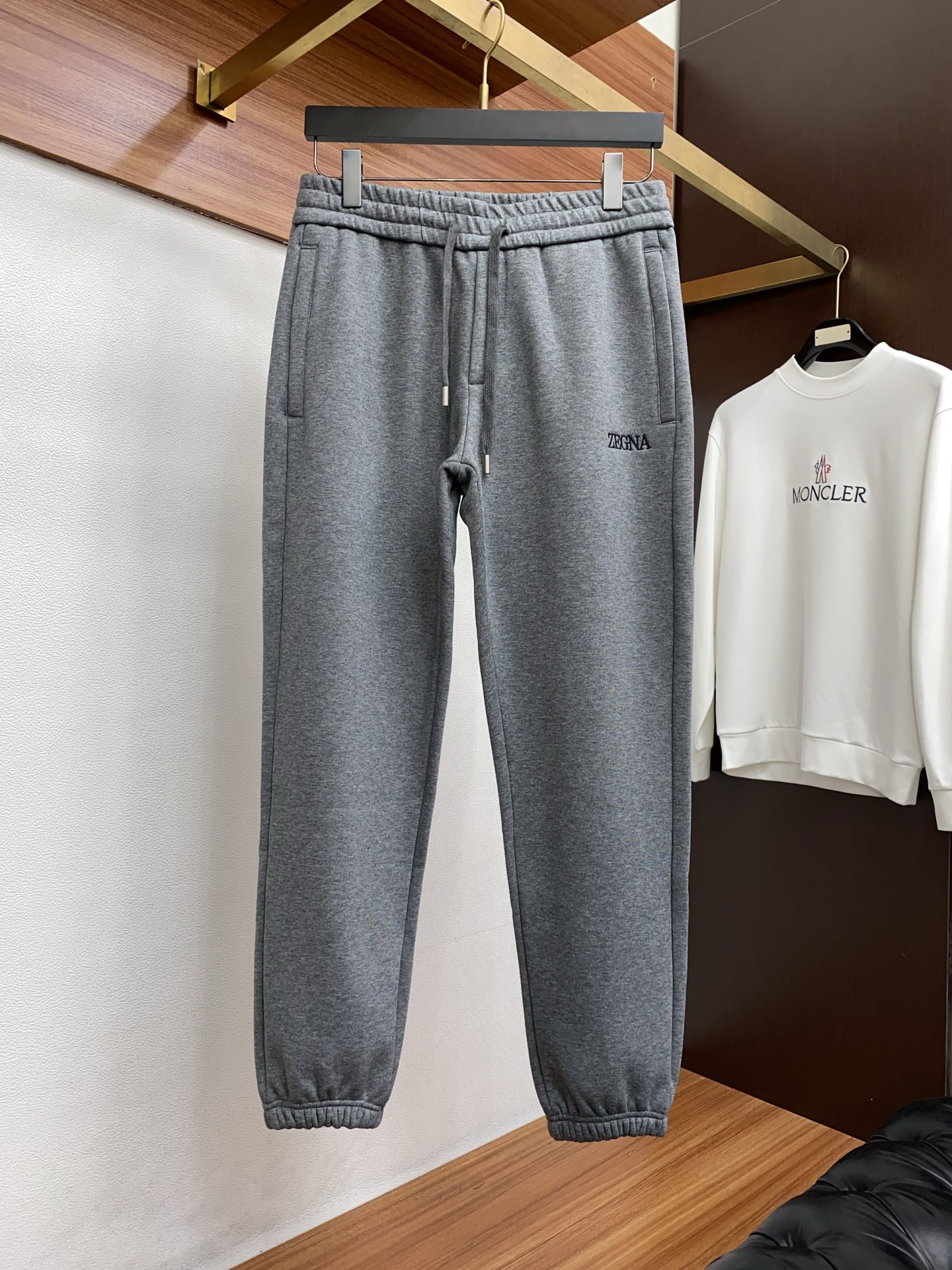 杰尼亚 2025 秋冬定制纯棉加绒休闲裤 干净利落剪裁，都市风十足 采用精纺面料手感软糯干爽，上身效果挺