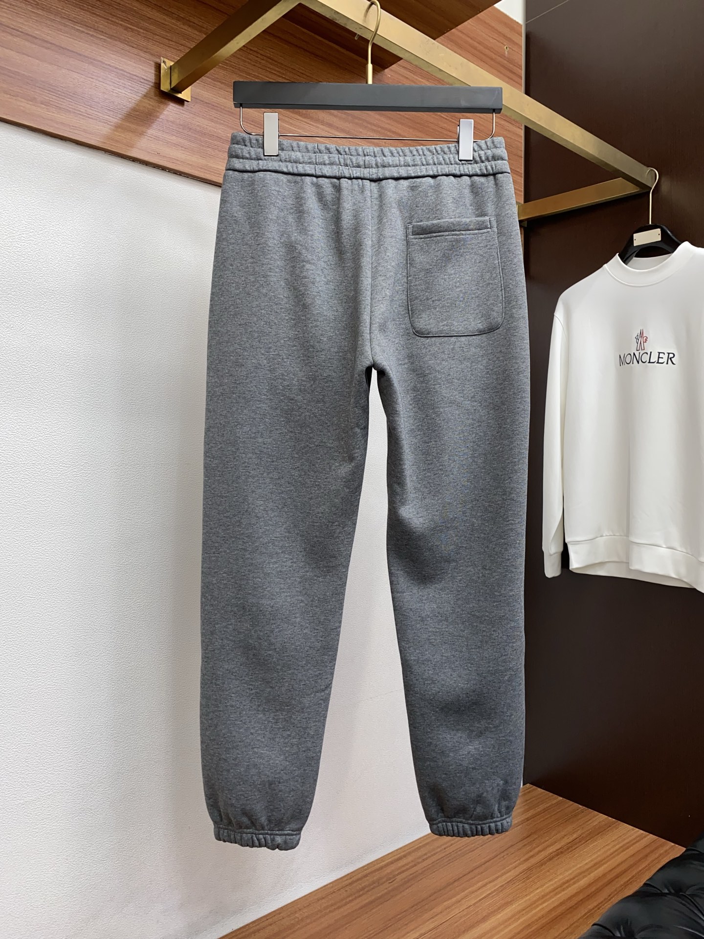 杰尼亚 2025 秋冬定制纯棉加绒休闲裤 干净利落剪裁，都市风十足 采用精纺面料手感软糯干爽，上身效果挺