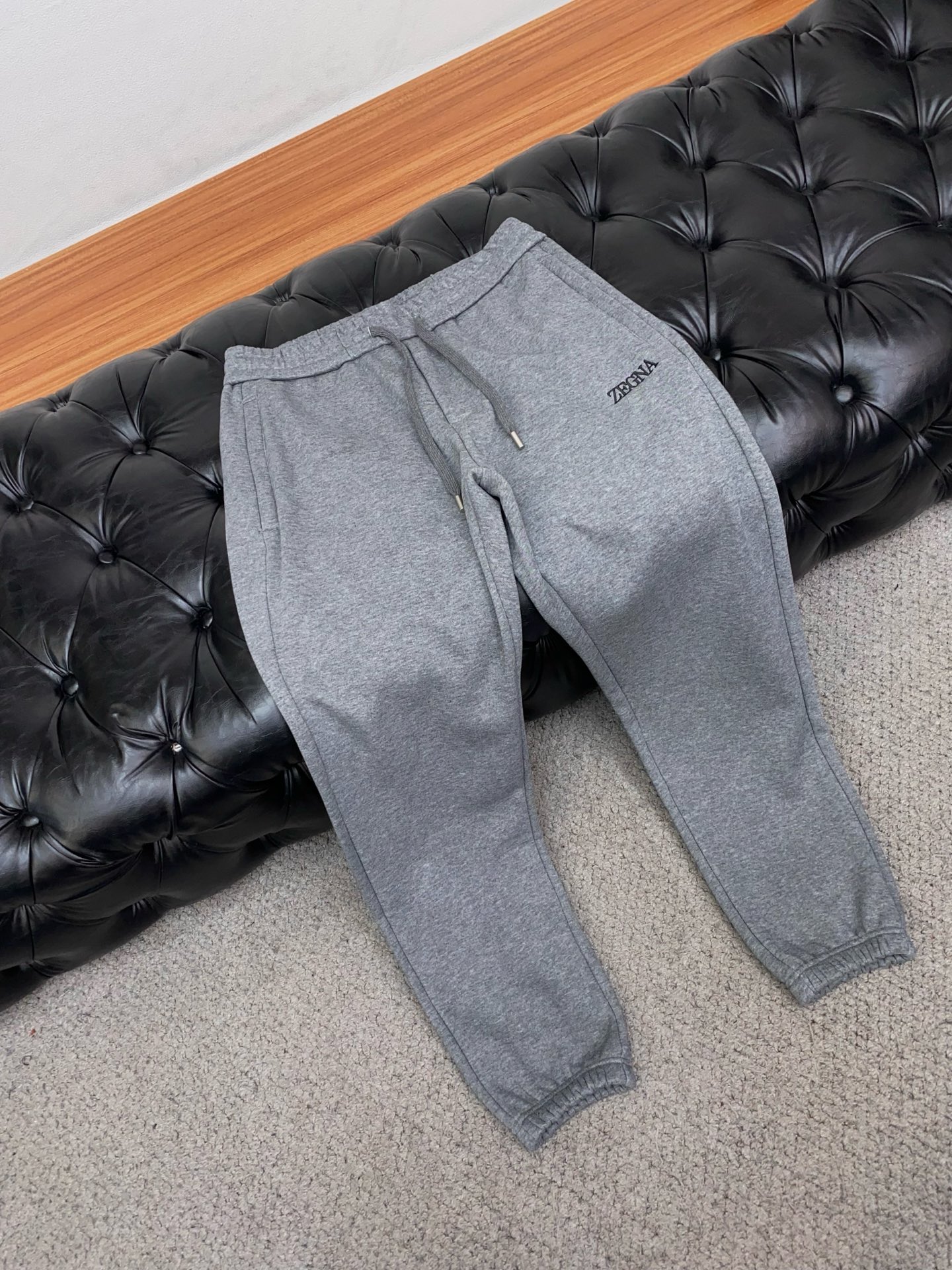 杰尼亚 2025 秋冬定制纯棉加绒休闲裤 干净利落剪裁，都市风十足 采用精纺面料手感软糯干爽，上身效果挺