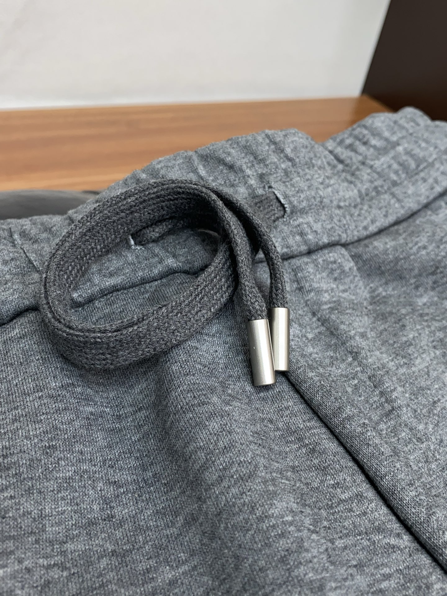 杰尼亚 2025 秋冬定制纯棉加绒休闲裤 干净利落剪裁，都市风十足 采用精纺面料手感软糯干爽，上身效果挺