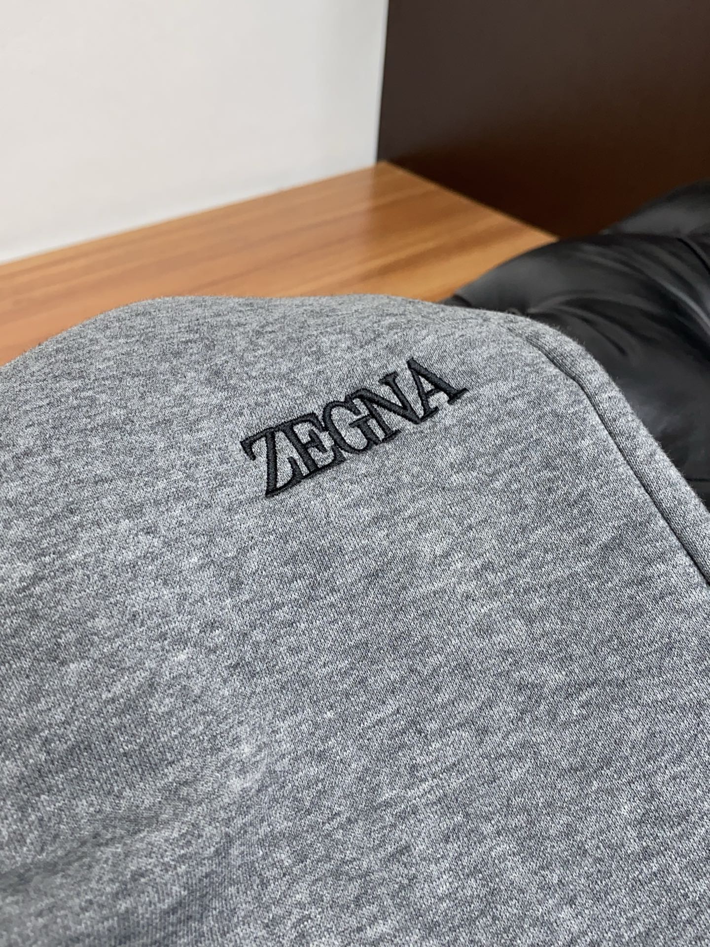 杰尼亚 2025 秋冬定制纯棉加绒休闲裤 干净利落剪裁，都市风十足 采用精纺面料手感软糯干爽，上身效果挺