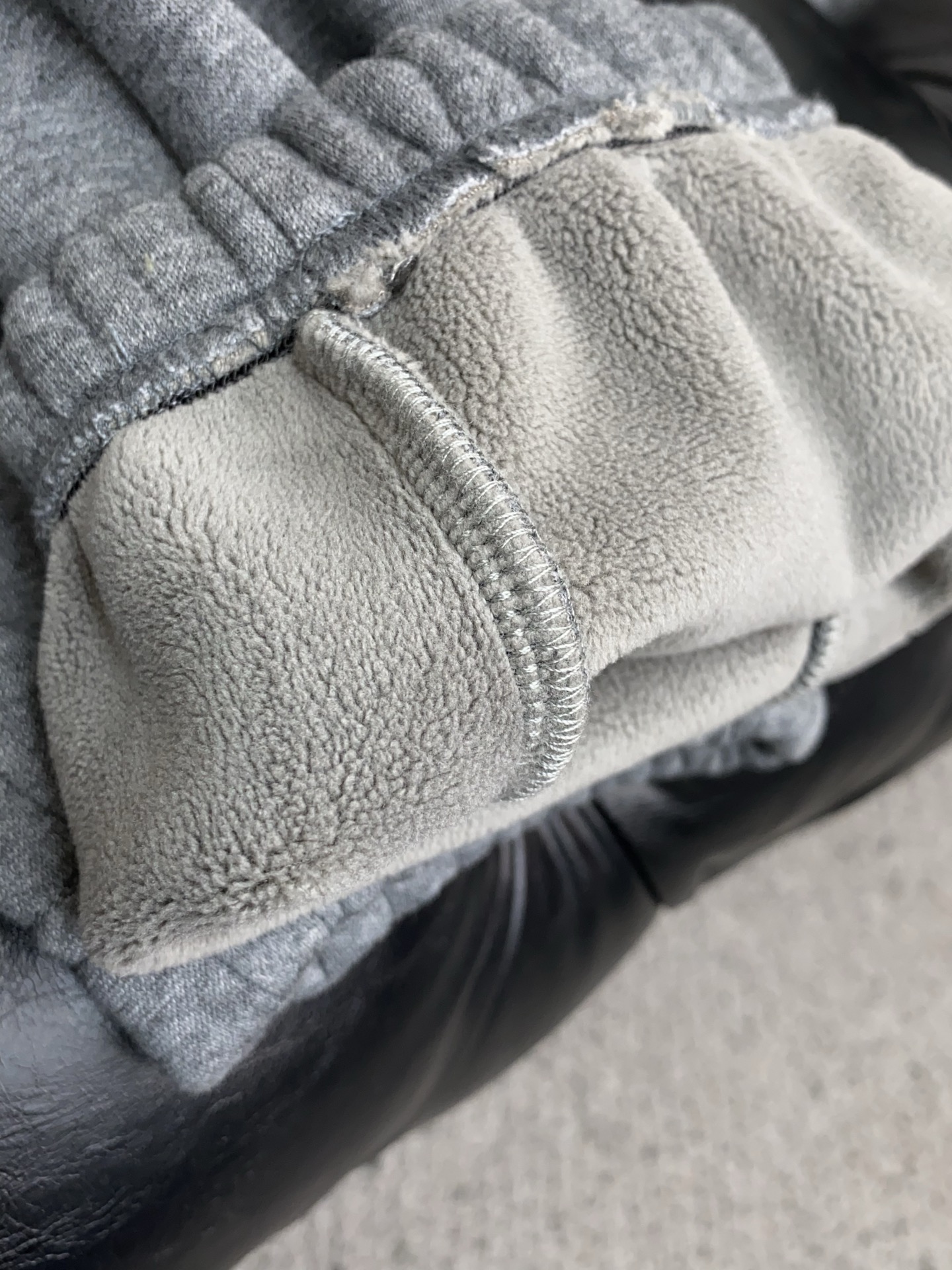 杰尼亚 2025 秋冬定制纯棉加绒休闲裤 干净利落剪裁，都市风十足 采用精纺面料手感软糯干爽，上身效果挺