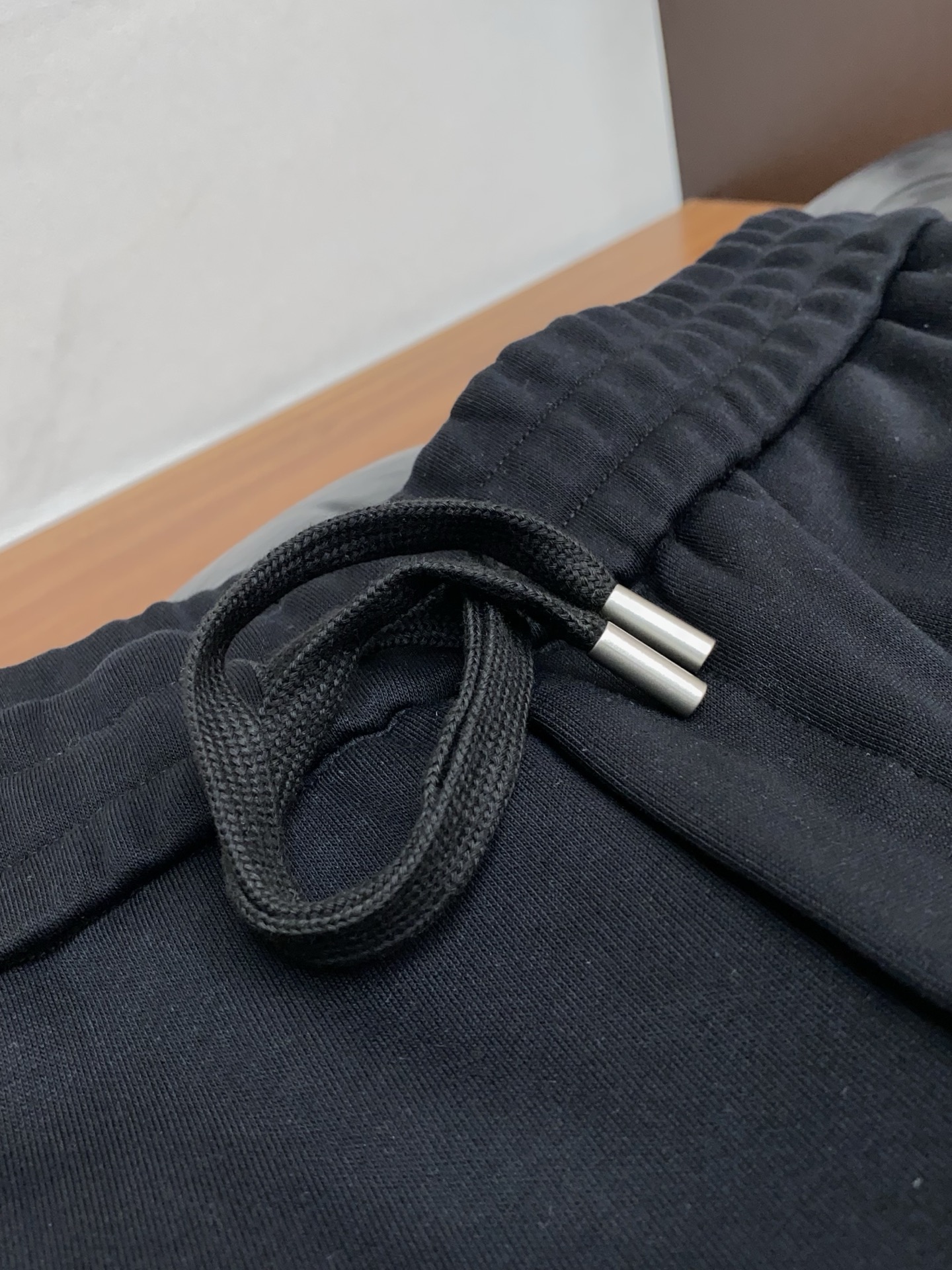 杰尼亚 2025 秋冬定制纯棉加绒休闲裤 干净利落剪裁，都市风十足 采用精纺面料手感软糯干爽，上身效果挺