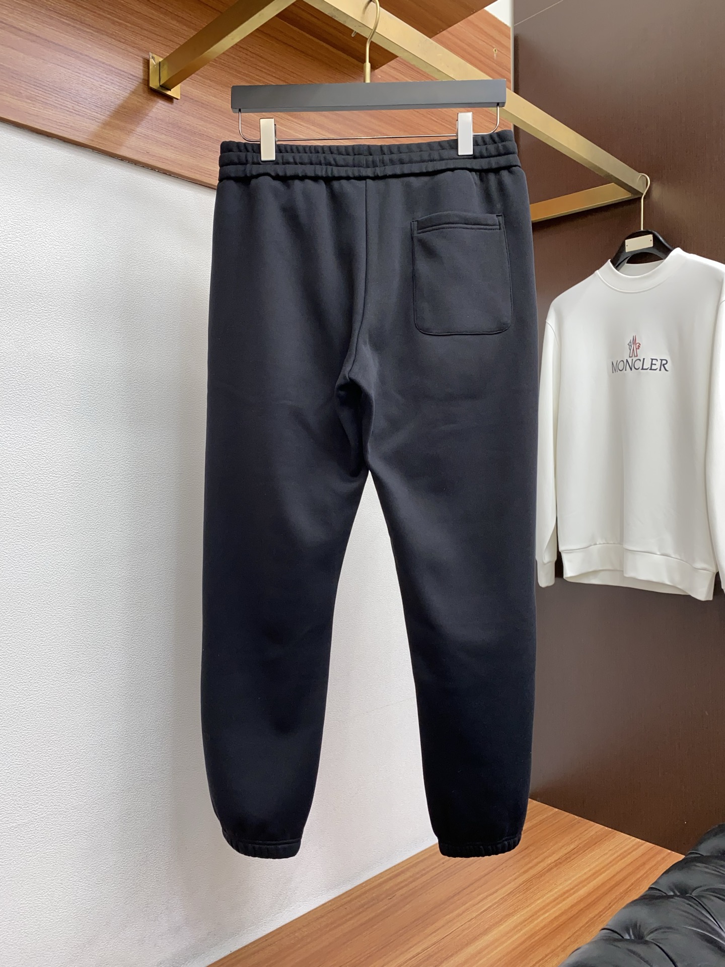 杰尼亚 2025 秋冬定制纯棉加绒休闲裤 干净利落剪裁，都市风十足 采用精纺面料手感软糯干爽，上身效果挺