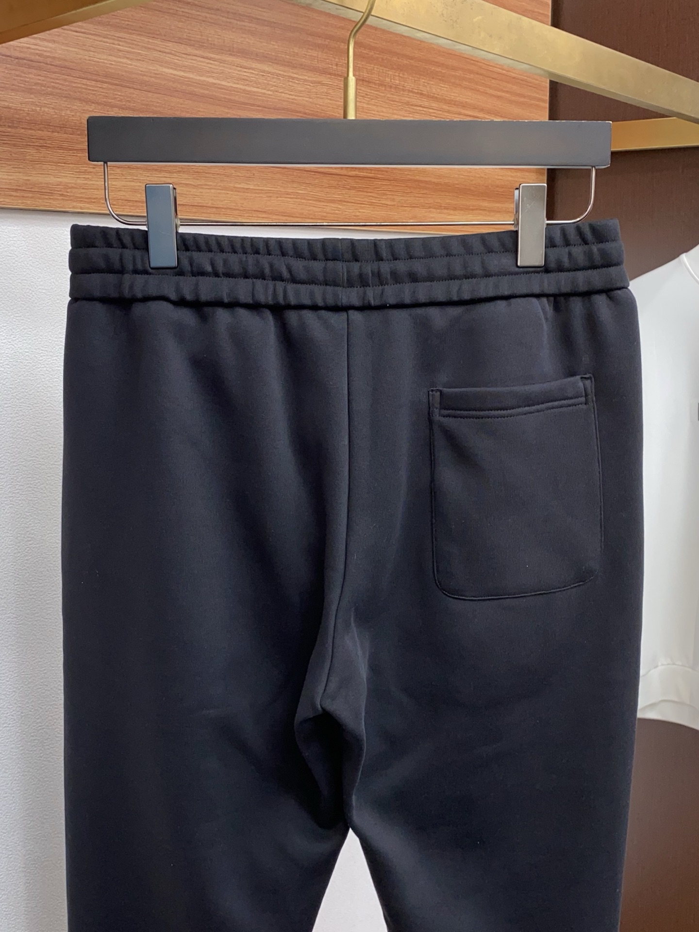 杰尼亚 2025 秋冬定制纯棉加绒休闲裤 干净利落剪裁，都市风十足 采用精纺面料手感软糯干爽，上身效果挺