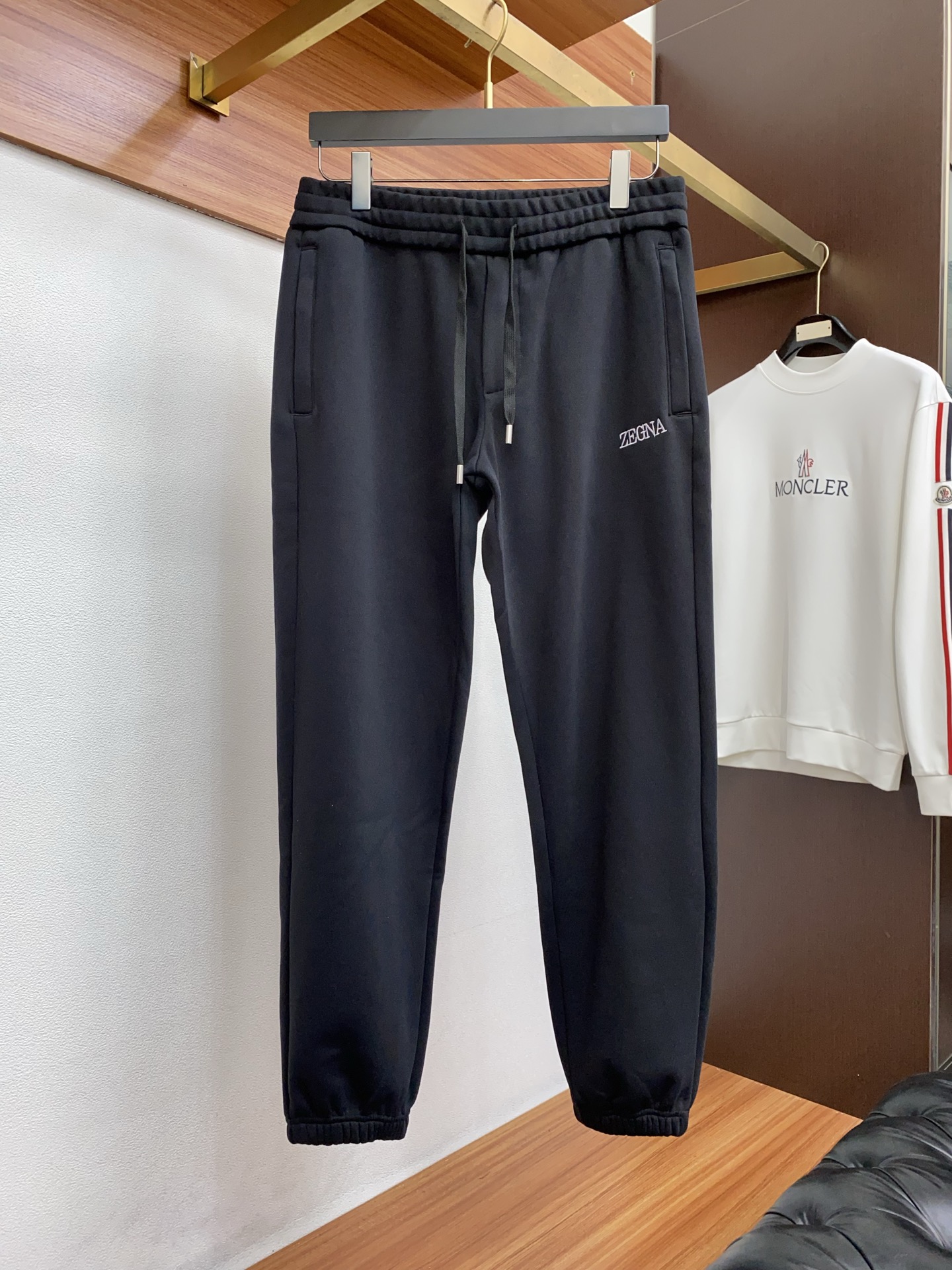 杰尼亚 2025 秋冬定制纯棉加绒休闲裤 干净利落剪裁，都市风十足 采用精纺面料手感软糯干爽，上身效果挺