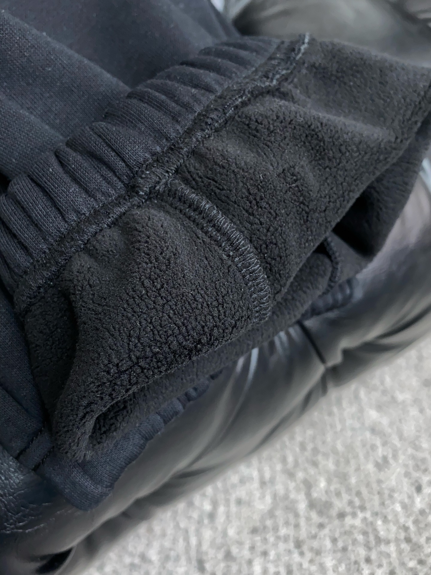 杰尼亚 2025 秋冬定制纯棉加绒休闲裤 干净利落剪裁，都市风十足 采用精纺面料手感软糯干爽，上身效果挺