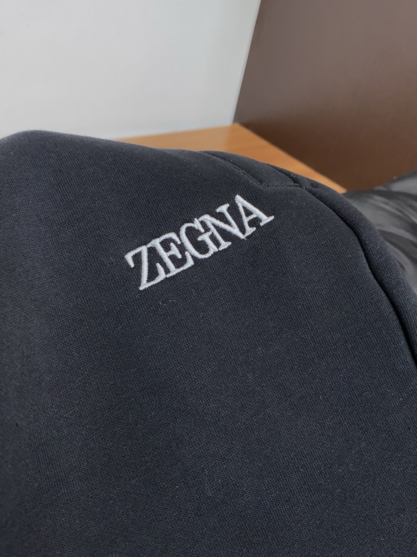 杰尼亚 2025 秋冬定制纯棉加绒休闲裤 干净利落剪裁，都市风十足 采用精纺面料手感软糯干爽，上身效果挺