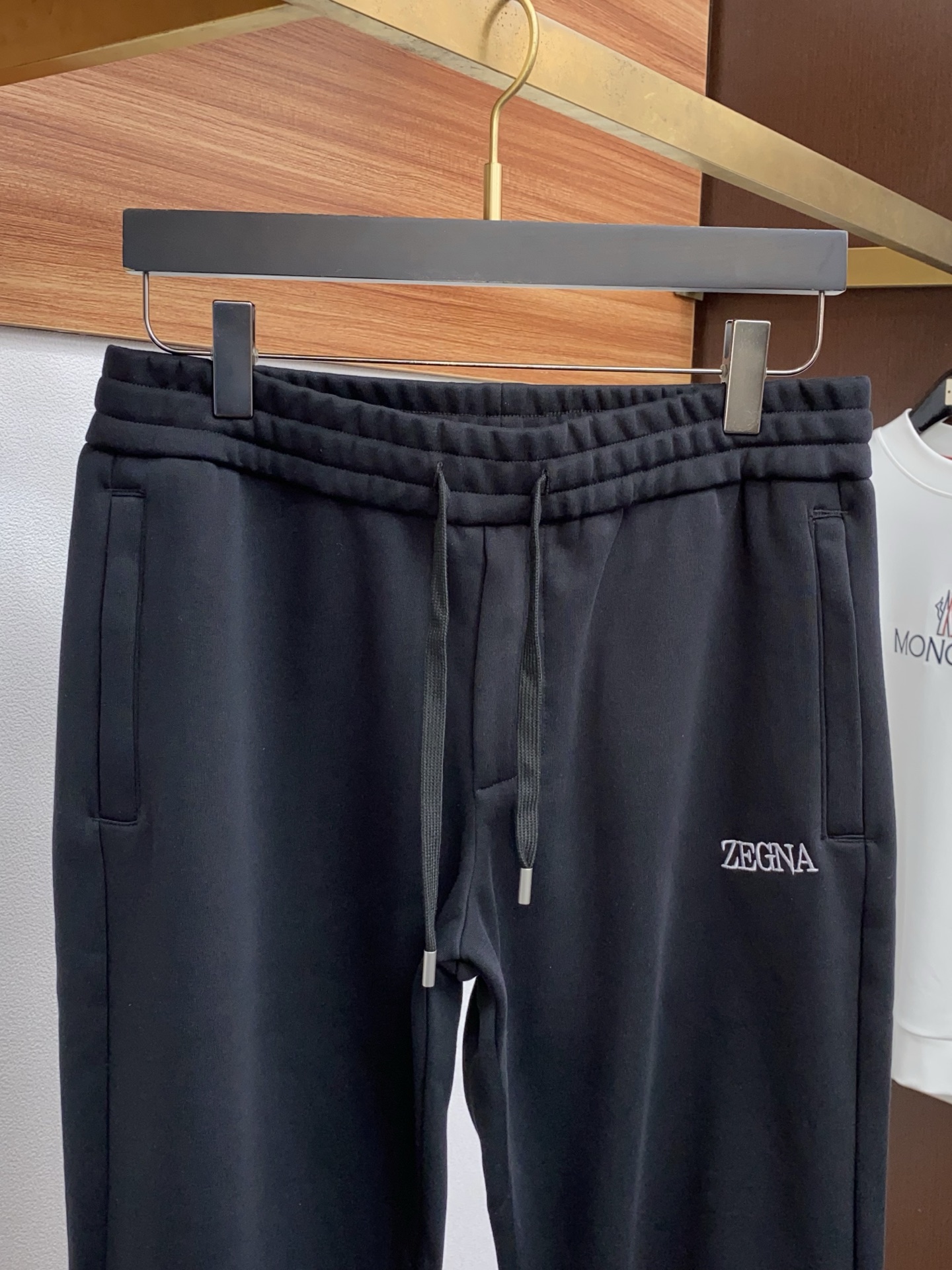 杰尼亚 2025 秋冬定制纯棉加绒休闲裤 干净利落剪裁，都市风十足 采用精纺面料手感软糯干爽，上身效果挺