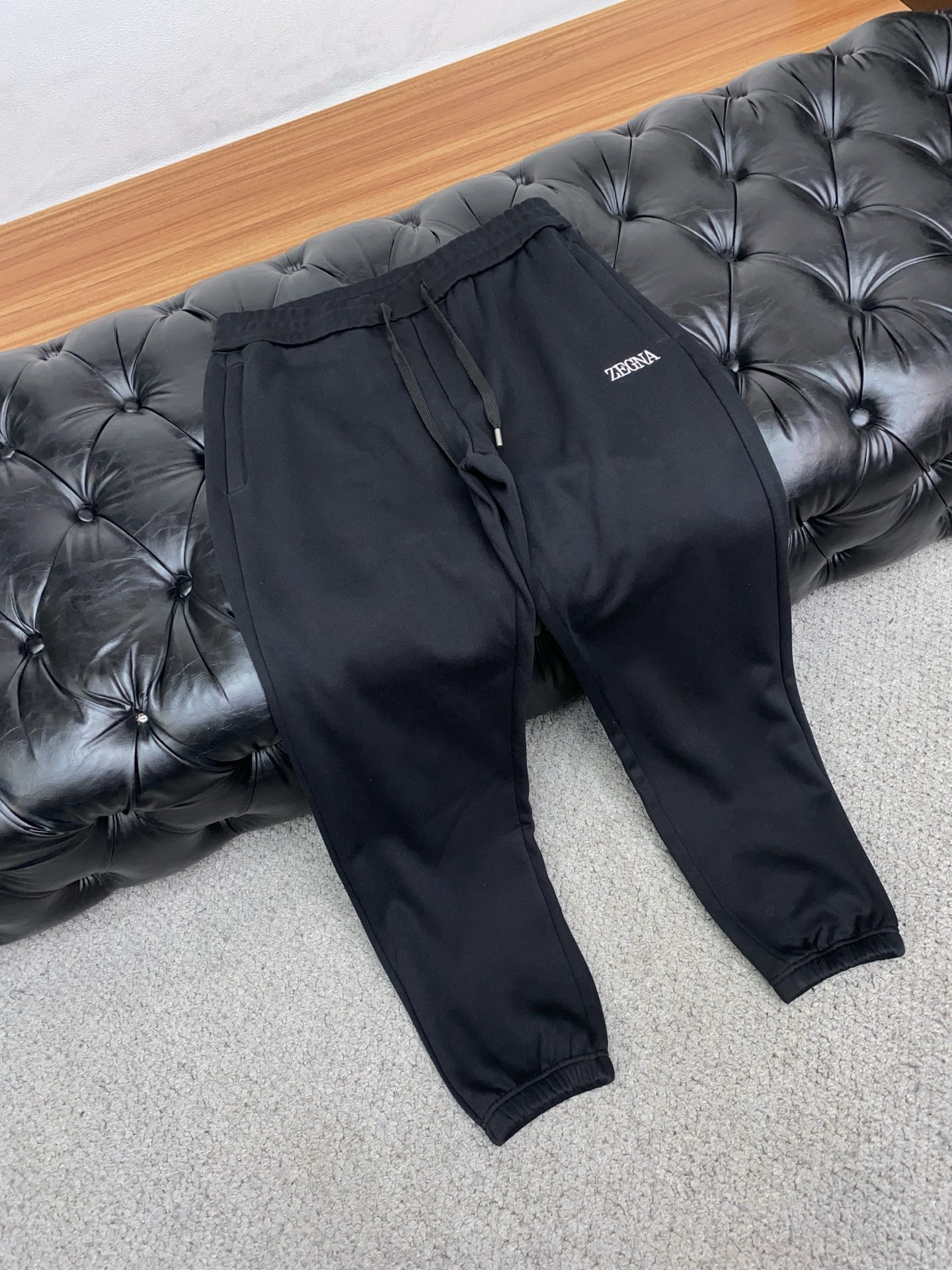 杰尼亚 2025 秋冬定制纯棉加绒休闲裤 干净利落剪裁，都市风十足 采用精纺面料手感软糯干爽，上身效果挺