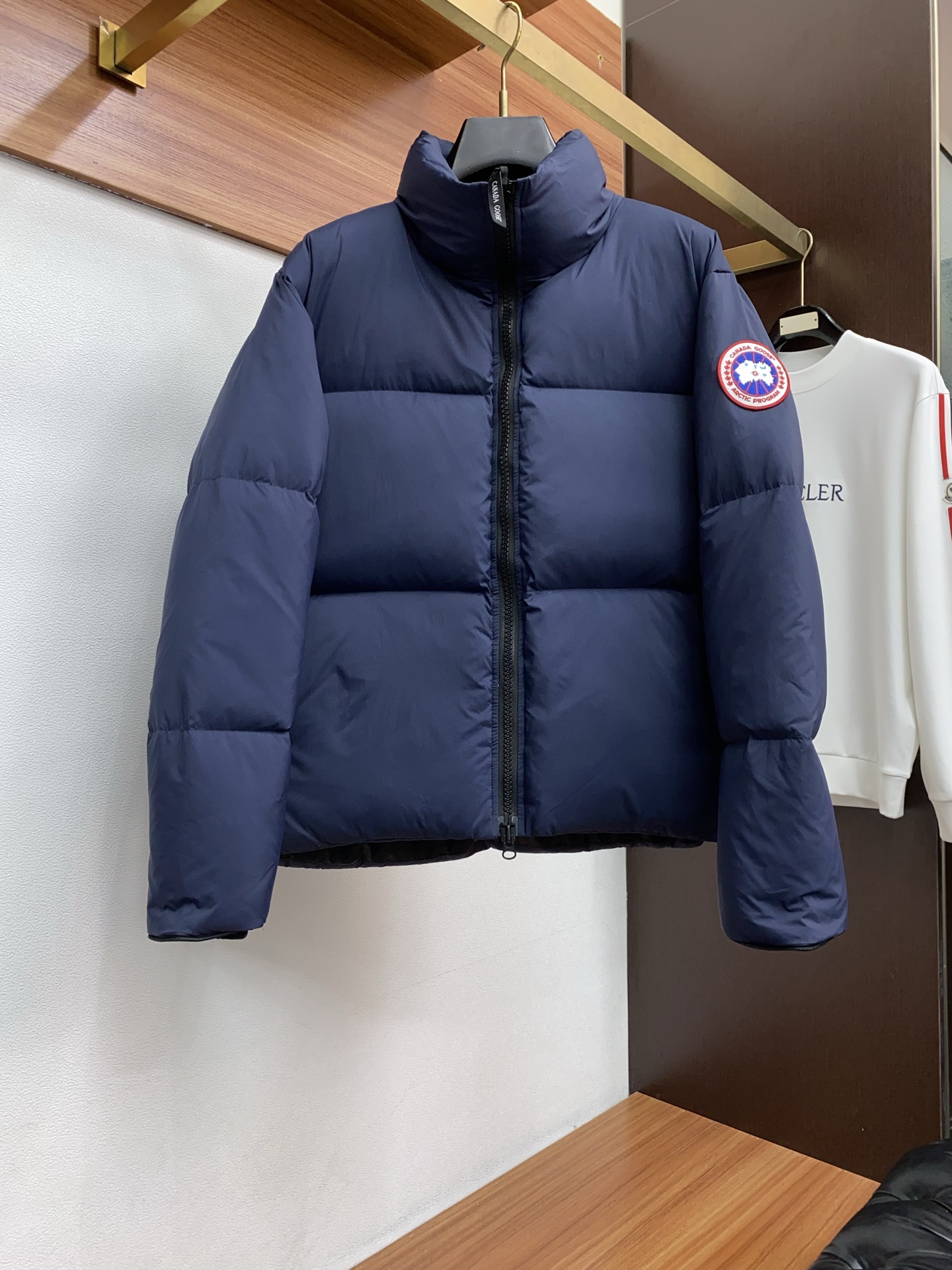 NO:712628,Support the new year's big goose 25 autumn and winter men's fashion down jacket, light luxury fashion casual style, light, warm and soft!  The low-key series is fashionable and versatile, just stylish!  Hong Kong trade order model, a super fairy item!  As a brand that everyone must look up to, their control over the supply of goods is unsurprisingly strict. It is a very cool, light and elegant down jacket with a more attractive logo badge; a small hood design, functional diagonal pockets on both sides, and a very textured original lacquered four-button buckle, which easily demonstrates the brand recognition and super specifications and performance, and the upper body is absolutely eye-catching!  !  !  The overall material is also super durable!  Made of fabrics imported from Italy, it has the high-end feel of a century-old brand. 90 white duck down is quilted all over the body and is filled with full down and very fluffy. If you have any questions, you can disassemble it for inspection. The down content is extremely high, the shape is perfect, fashionable and not bloated. It interprets the simple aesthetic style of the series. The upper body effect is light and warm, and the effect of keeping out the cold is perfect! ! A high-street luxury product with both appearance and performance online at the same time, a super heavyweight that will definitely hit the street. Size xs-xxL,,down  jacket,hats,19860909支持年后大鹅 25秋冬男士时尚羽绒服 轻奢时尚休闲风格,轻盈保暖柔软！低调系列时尚百搭,就是有型！香港贸易订单款,超级种草的神仙单品！作为大家都要仰视的品牌,他们对货源的把控也毫无悬念的严格,非常酷炫轻盈飘逸羽绒服 更具魅力感Logo徽章；小连帽设计,两侧功能性斜插的口袋,很有质感的原漆原版四合扣,轻松的彰显品牌辨识度跟超强规格性能,上身绝对超级惹眼！！！整体的材质也是超级能打！采用意大利进口面料打造,具有百年品牌的高端触感 90白鸭绒 满身横线绗缝充绒饱满,蓬松感十 如有疑问,可拆开检验,充绒量极高,版型完美,时尚不臃肿,演绎系列的简约美学风格,上身效果轻盈保暖,御寒效果满分! !一款颜值跟性能同步在线的高街奢物,绝对炸街的超级重磅 码数 xs-xxL,,down jacket,hats,,Men's clothing