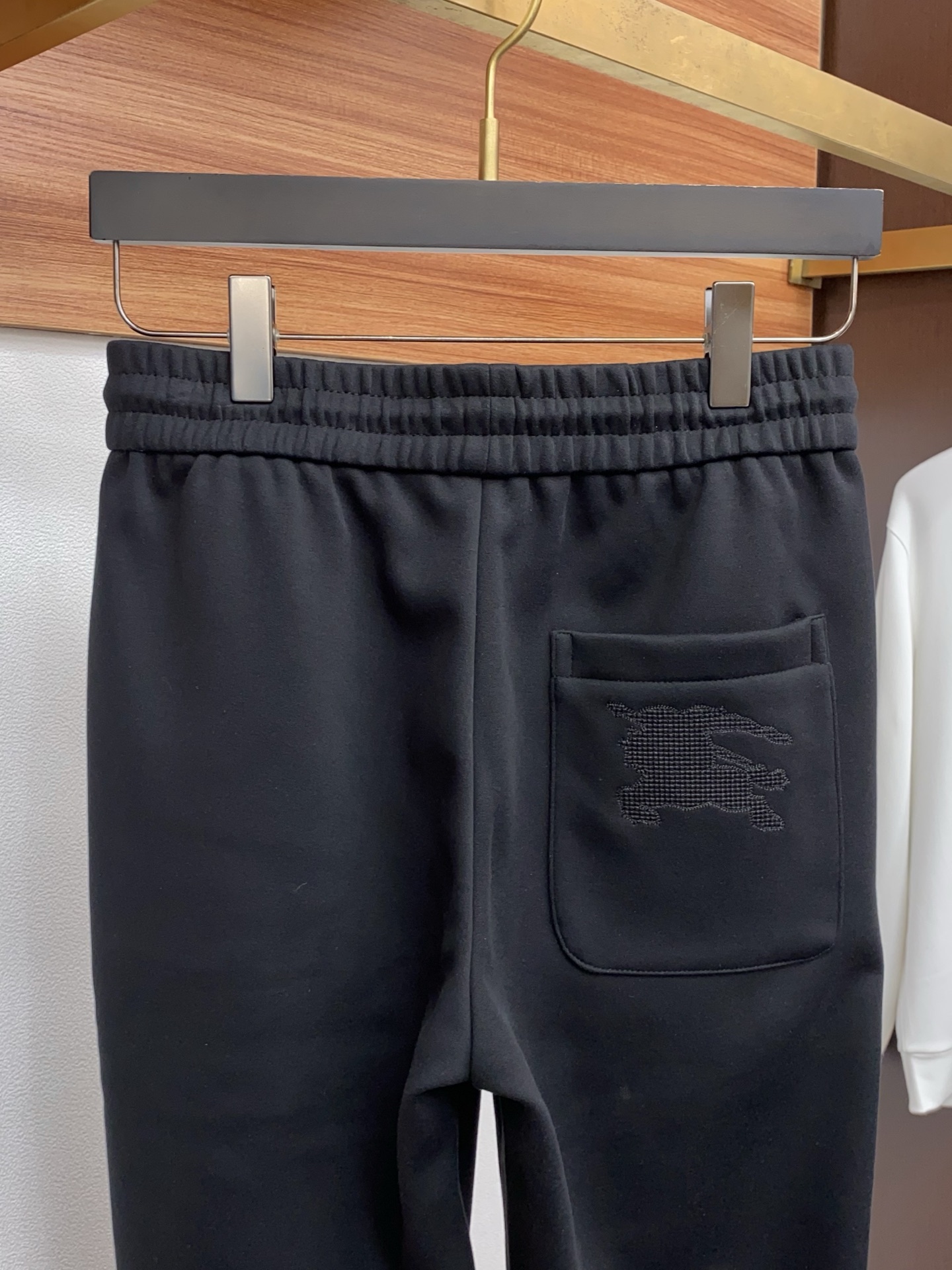 巴宝莉 2025秋冬定制休闲加绒裤 干净利落剪裁，都市风十足 采用精纺面料手感软糯干爽，上身效果挺括有型