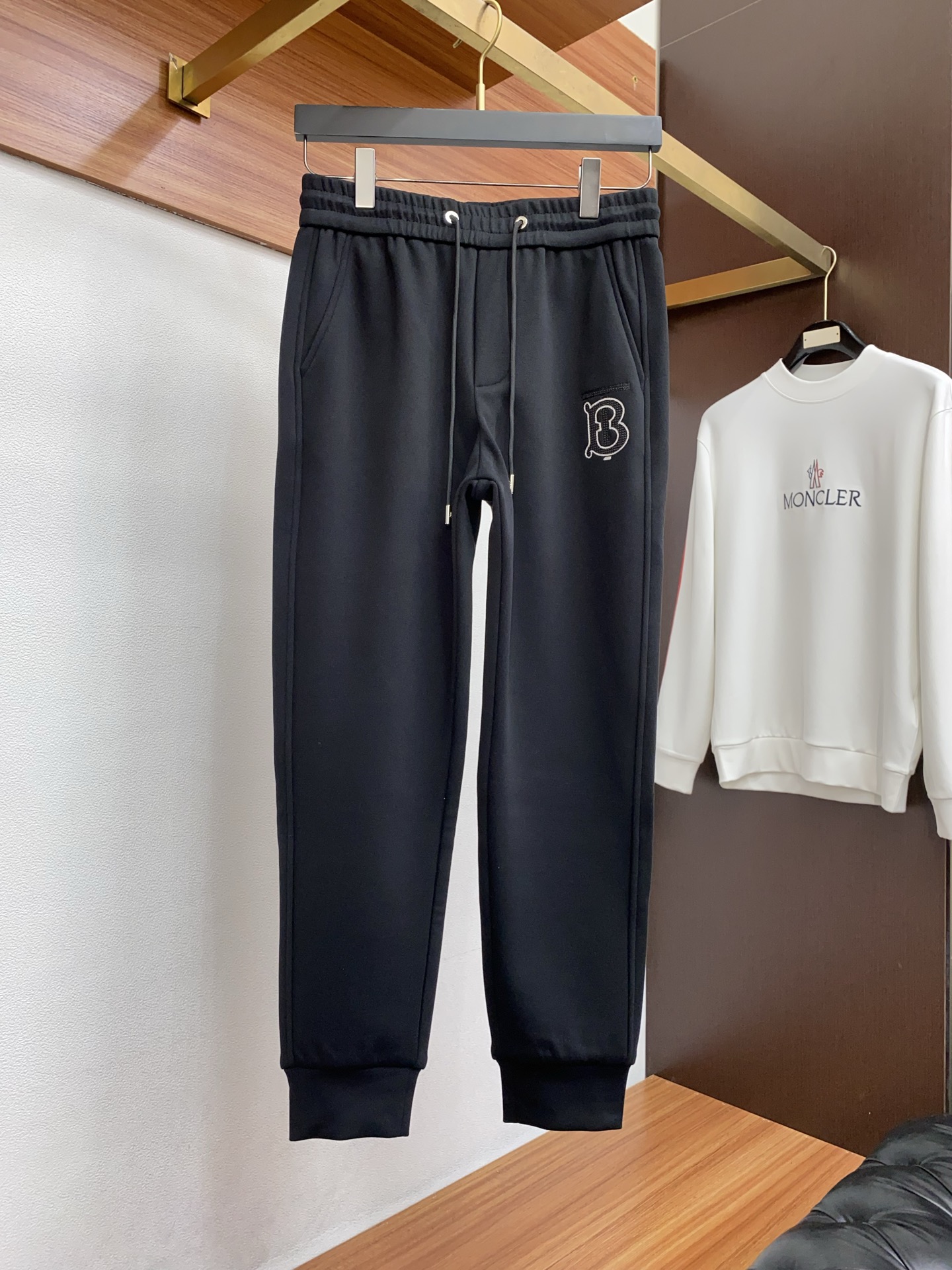 巴宝莉 2025秋冬定制休闲加绒裤 干净利落剪裁，都市风十足 采用精纺面料手感软糯干爽，上身效果挺括有型