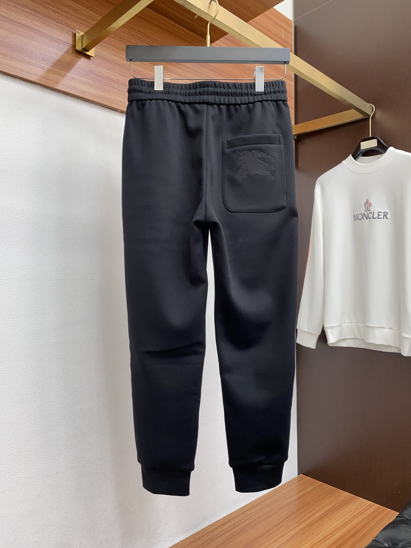 巴宝莉 2025秋冬定制休闲加绒裤 干净利落剪裁，都市风十足 采用精纺面料手感软糯干爽，上身效果挺括有型