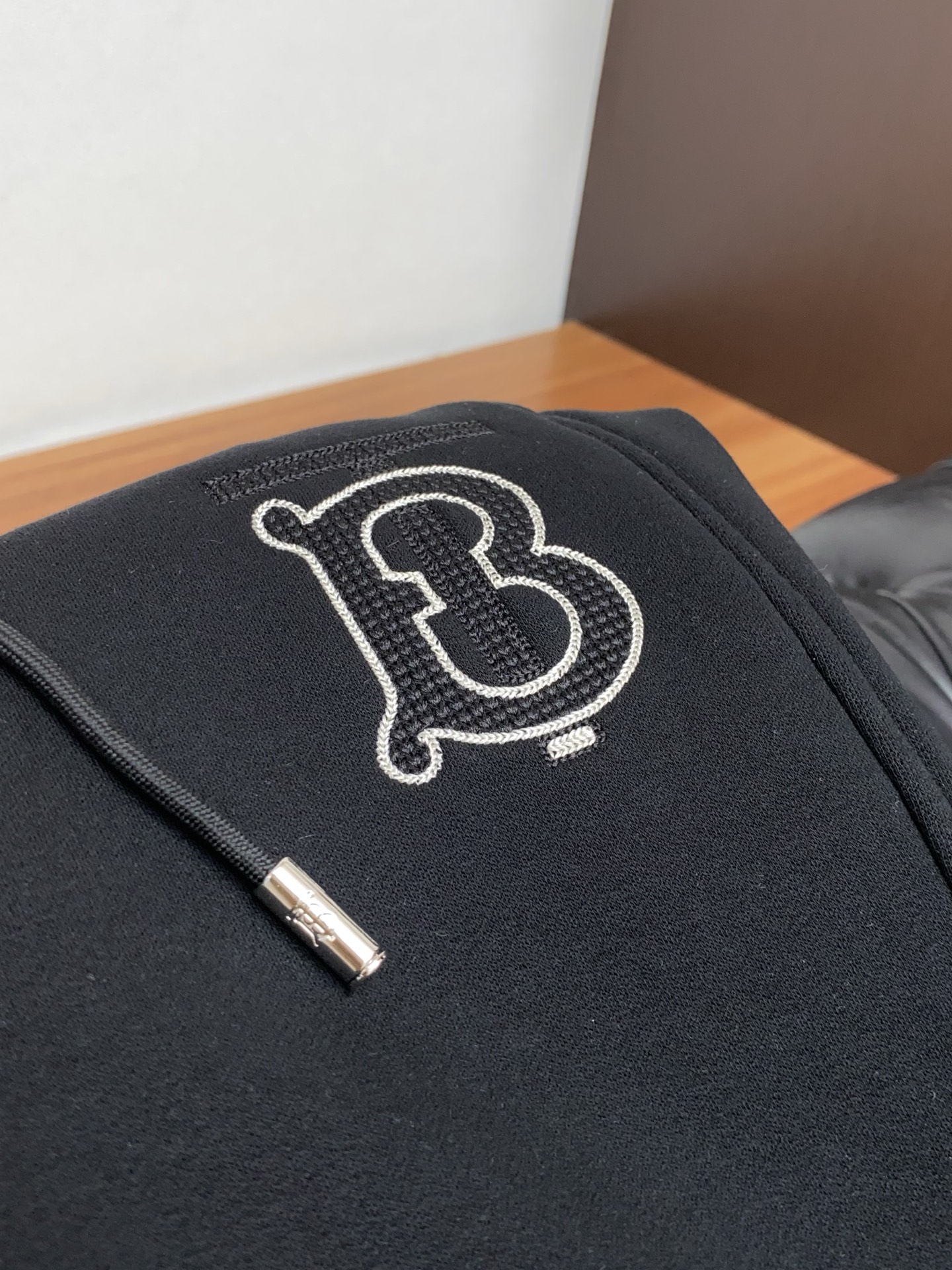 巴宝莉 2025秋冬定制休闲加绒裤 干净利落剪裁，都市风十足 采用精纺面料手感软糯干爽，上身效果挺括有型