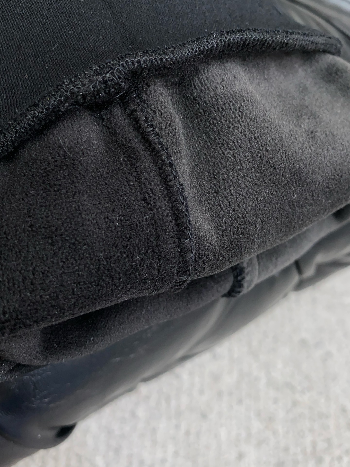 巴宝莉 2025秋冬定制休闲加绒裤 干净利落剪裁，都市风十足 采用精纺面料手感软糯干爽，上身效果挺括有型