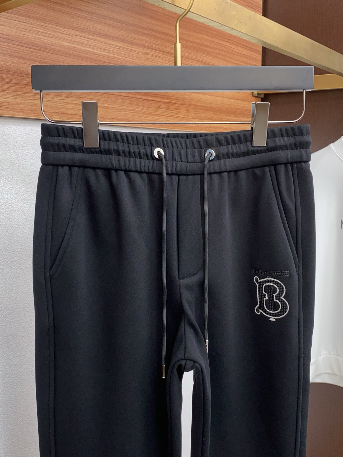 巴宝莉 2025秋冬定制休闲加绒裤 干净利落剪裁，都市风十足 采用精纺面料手感软糯干爽，上身效果挺括有型