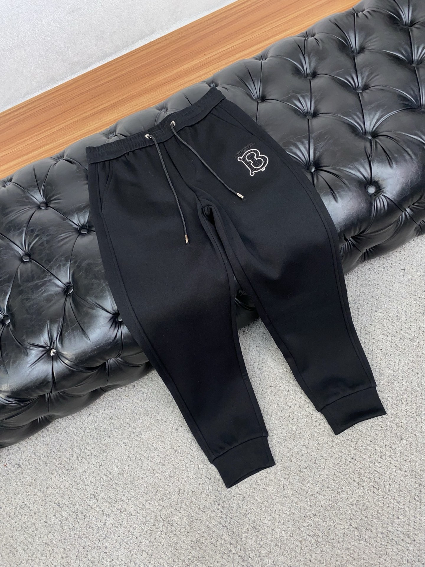 巴宝莉 2025秋冬定制休闲加绒裤 干净利落剪裁，都市风十足 采用精纺面料手感软糯干爽，上身效果挺括有型