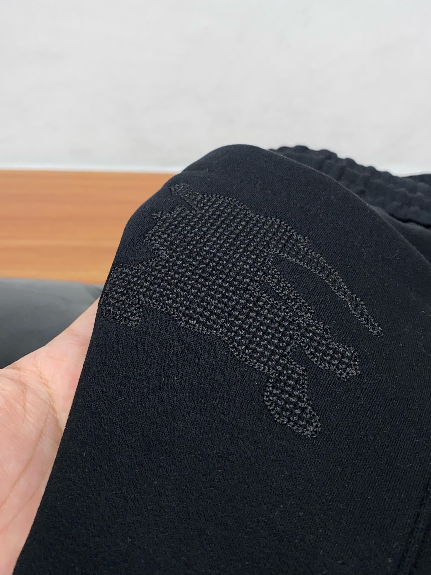 巴宝莉 2025秋冬定制休闲加绒裤 干净利落剪裁，都市风十足 采用精纺面料手感软糯干爽，上身效果挺括有型