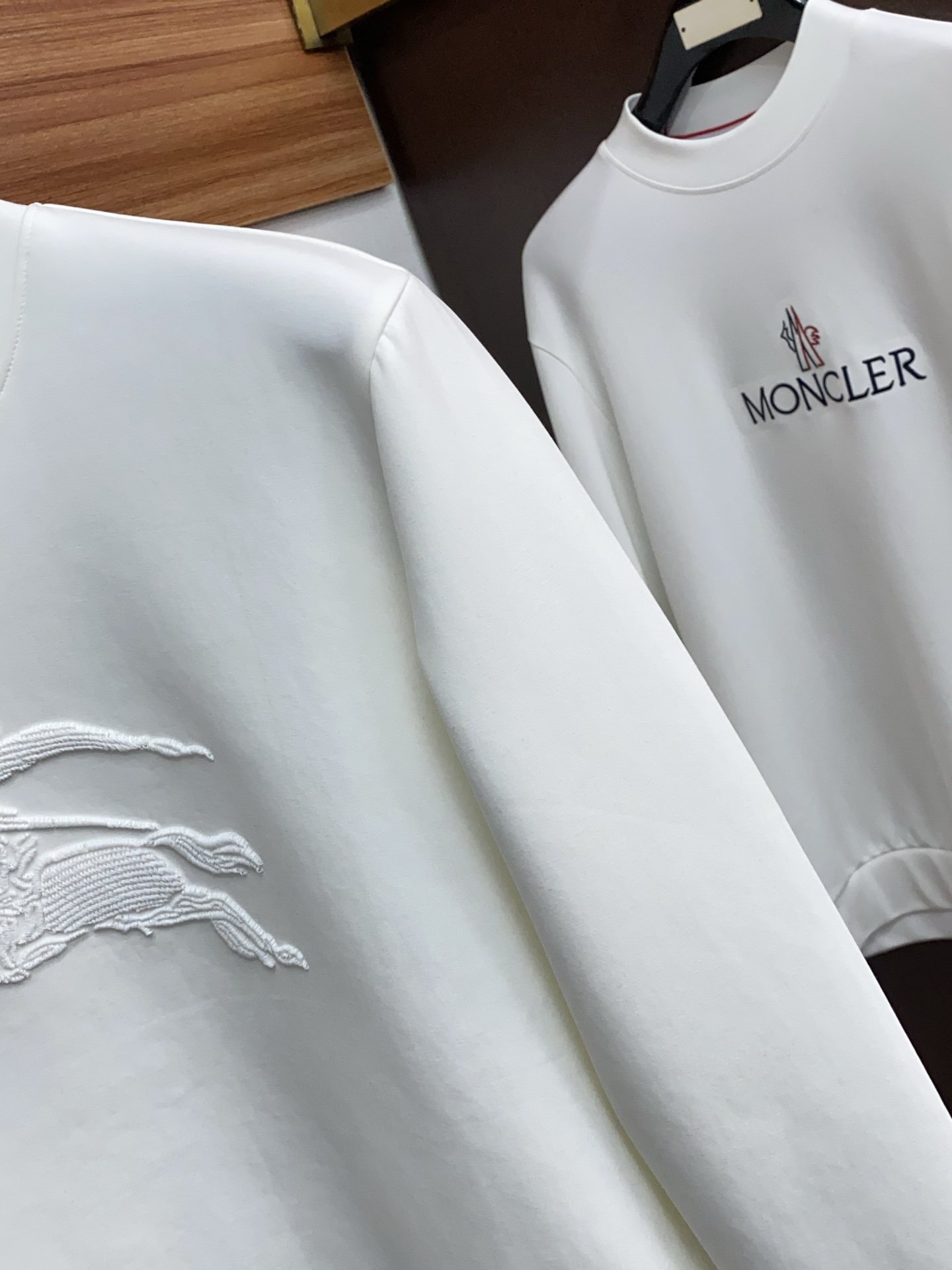 巴宝莉 男士高端简约圆领加厚空气棉长袖卫衣 ，香港洋行渠道货，纯正血统品质，25年秋冬 新款，经典王牌系