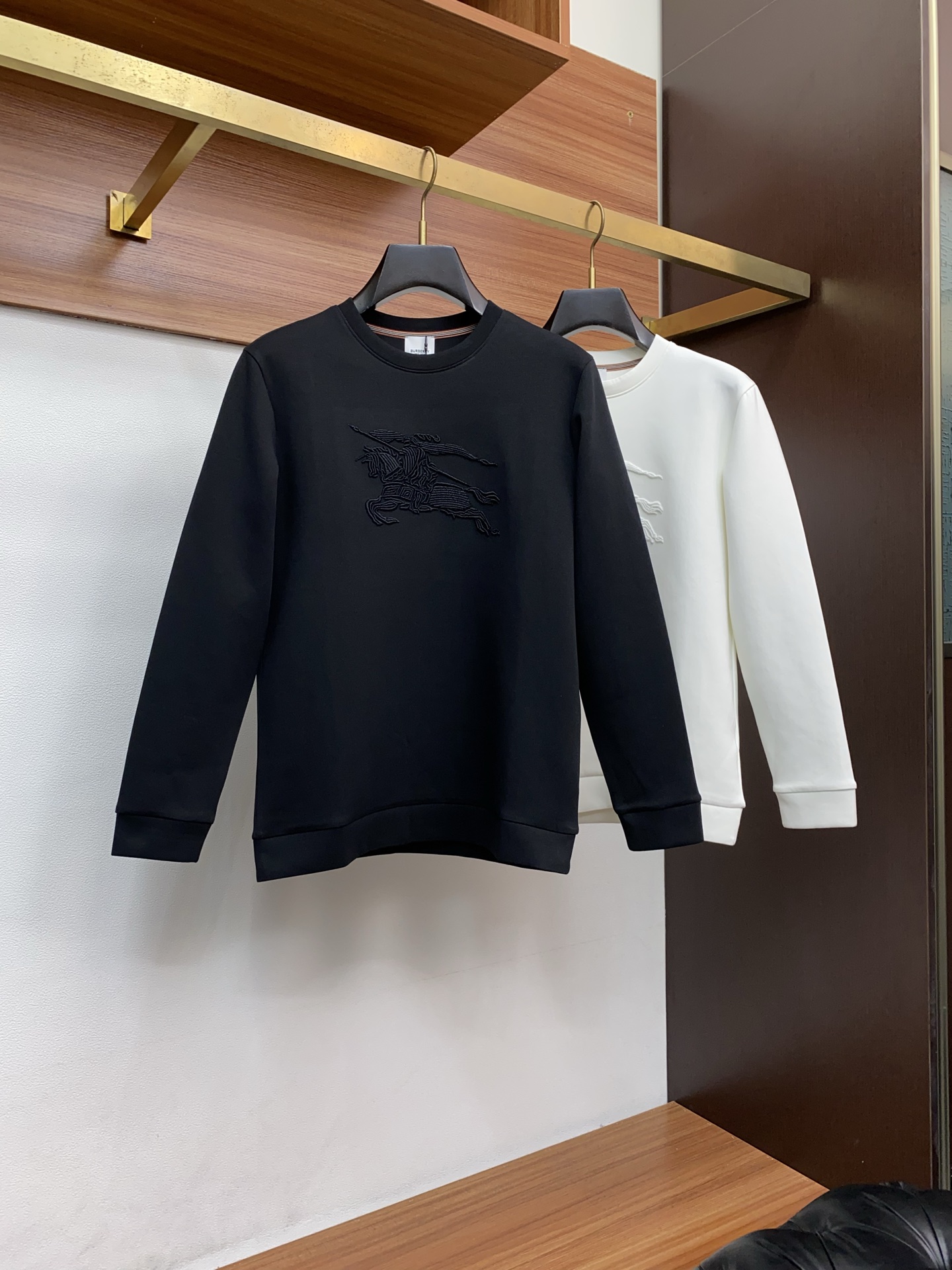 巴宝莉 男士高端简约圆领加厚空气棉长袖卫衣 ，香港洋行渠道货，纯正血统品质，25年秋冬 新款，经典王牌系