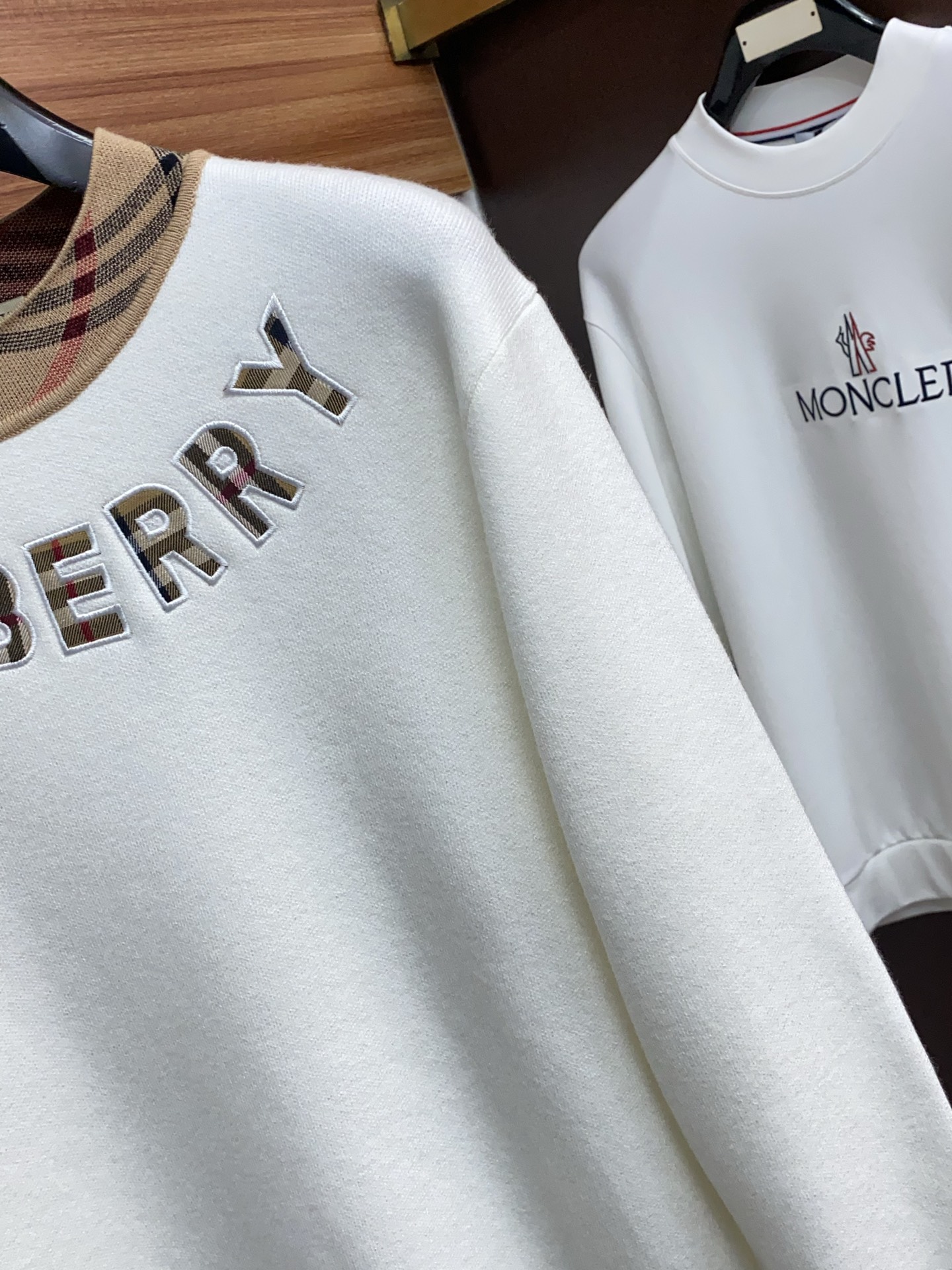 P175 巴宝莉 2025官网秋冬季最新款圆领毛衣，专柜同步在售爆款！特供羊毛混纺面料.手感舒适.可直接接触皮肤，logo徽章精致刺绣标志，极为抢眼！细节凸显大牌时尚魅力.精致做工.立体裁剪风格.穿着效果无敌帅气！三标齐全！码数：M-3XL