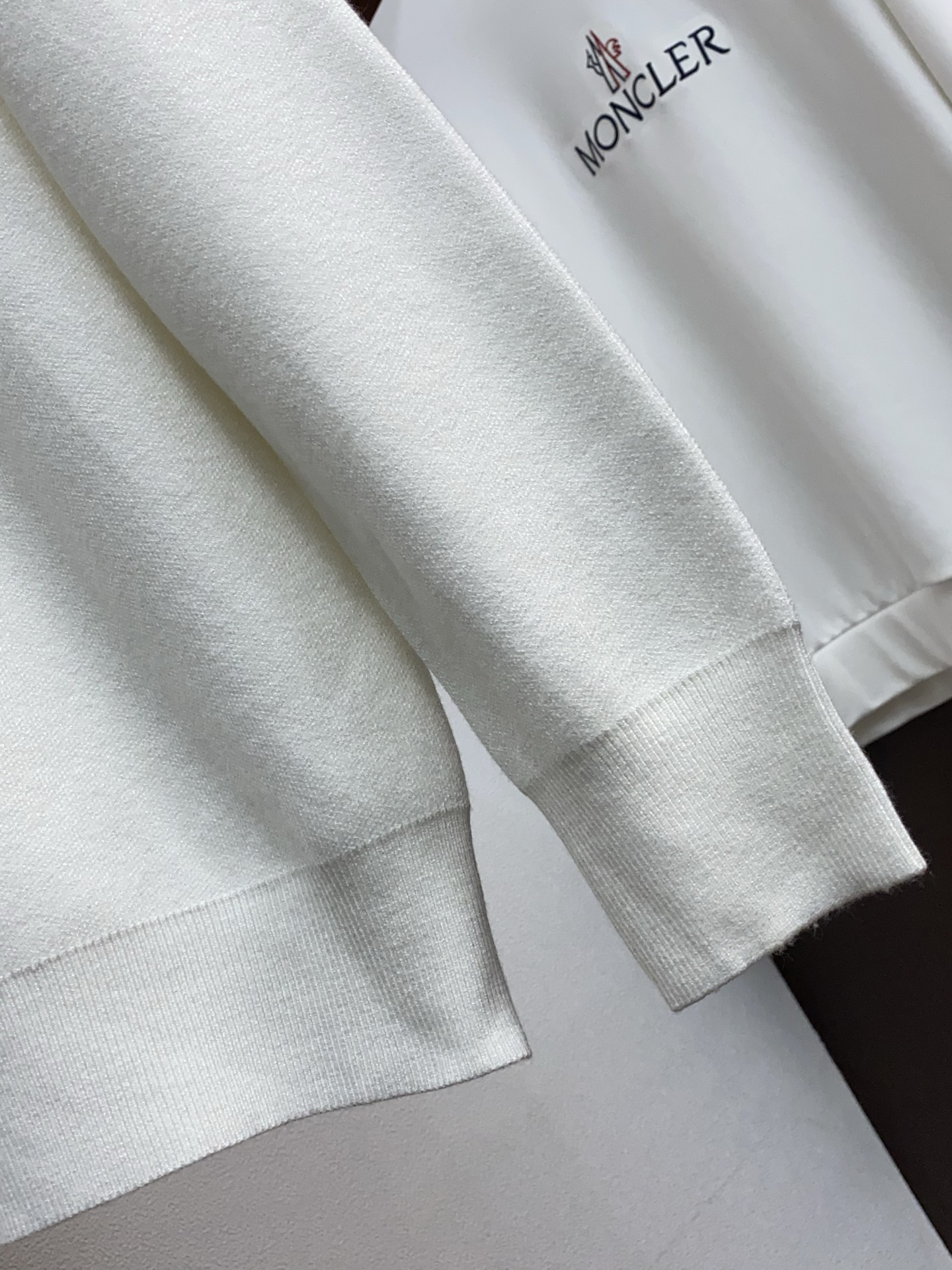 P175 巴宝莉 2025官网秋冬季最新款圆领毛衣，专柜同步在售爆款！特供羊毛混纺面料.手感舒适.可直接接触皮肤，logo徽章精致刺绣标志，极为抢眼！细节凸显大牌时尚魅力.精致做工.立体裁剪风格.穿着效果无敌帅气！三标齐全！码数：M-3XL