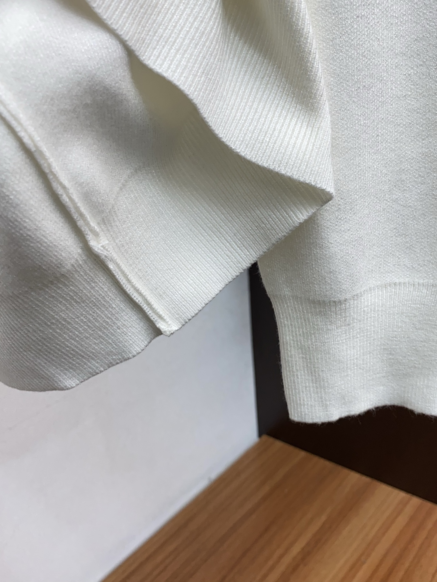 P175 巴宝莉 2025官网秋冬季最新款圆领毛衣，专柜同步在售爆款！特供羊毛混纺面料.手感舒适.可直接接触皮肤，logo徽章精致刺绣标志，极为抢眼！细节凸显大牌时尚魅力.精致做工.立体裁剪风格.穿着效果无敌帅气！三标齐全！码数：M-3XL