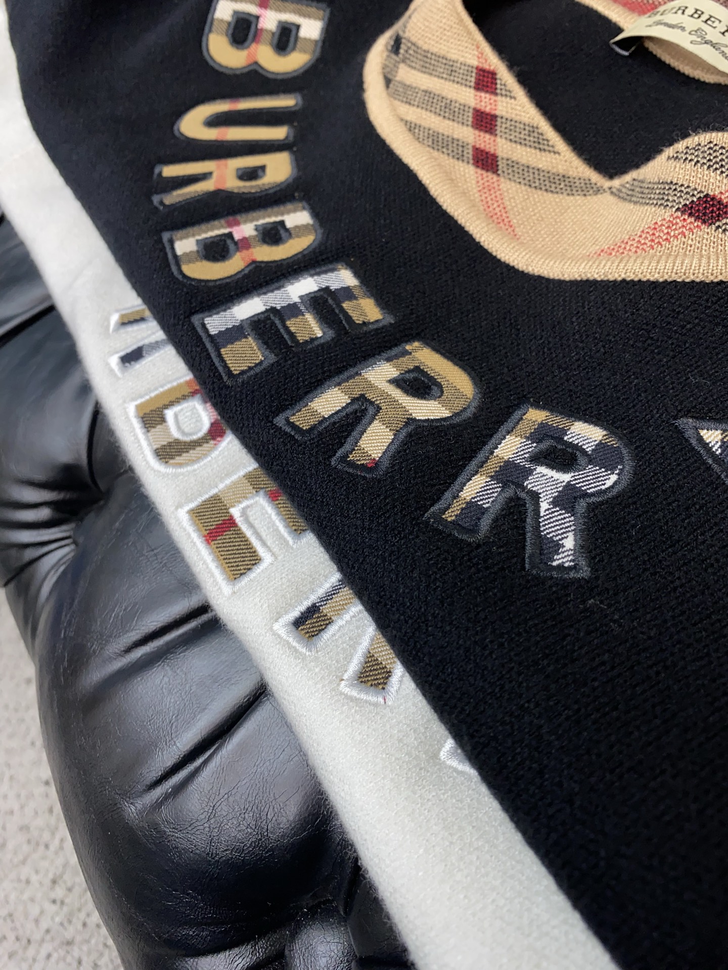 P175 巴宝莉 2025官网秋冬季最新款圆领毛衣，专柜同步在售爆款！特供羊毛混纺面料.手感舒适.可直接接触皮肤，logo徽章精致刺绣标志，极为抢眼！细节凸显大牌时尚魅力.精致做工.立体裁剪风格.穿着效果无敌帅气！三标齐全！码数：M-3XL