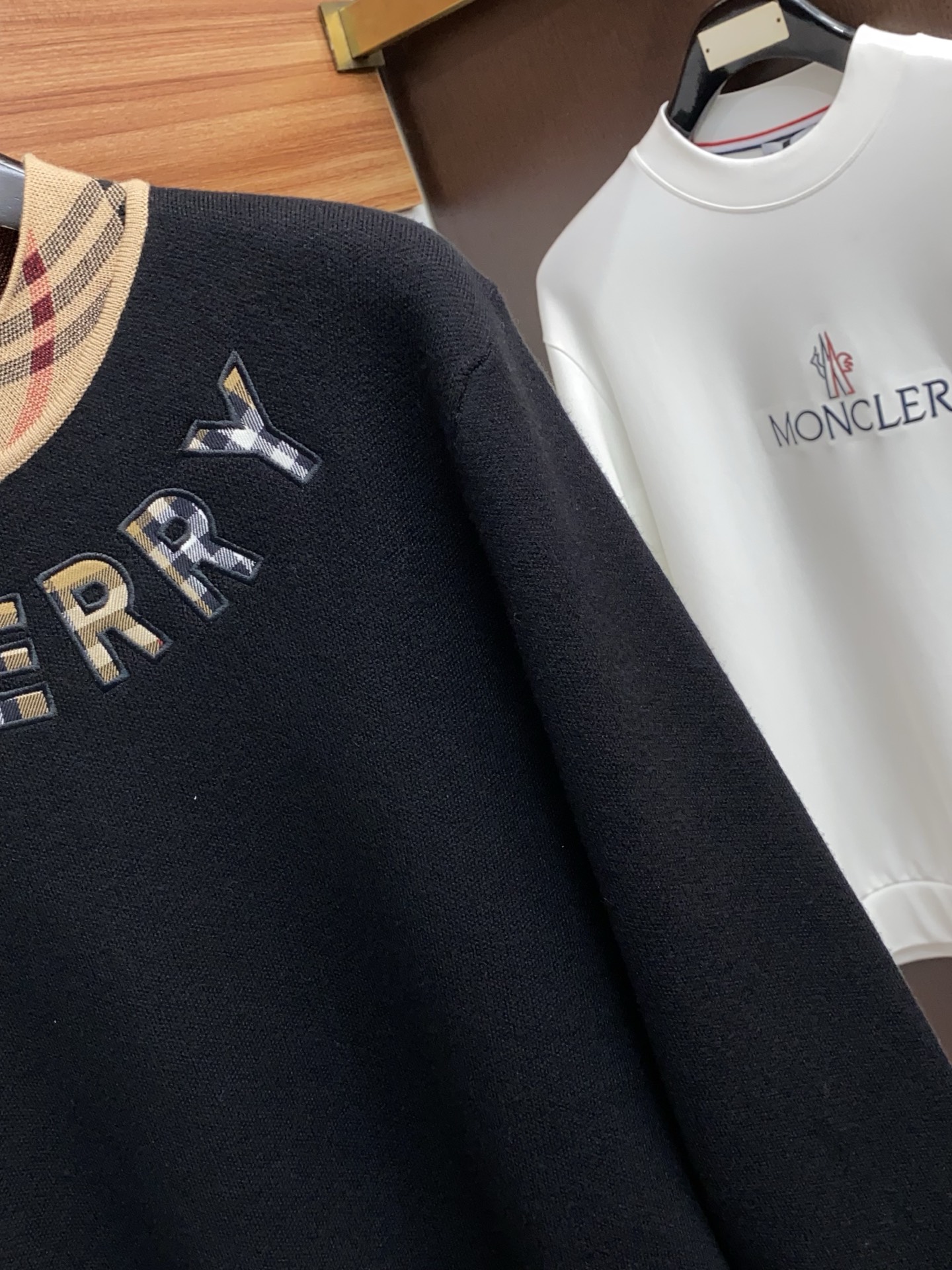 P175 巴宝莉 2025官网秋冬季最新款圆领毛衣，专柜同步在售爆款！特供羊毛混纺面料.手感舒适.可直接接触皮肤，logo徽章精致刺绣标志，极为抢眼！细节凸显大牌时尚魅力.精致做工.立体裁剪风格.穿着效果无敌帅气！三标齐全！码数：M-3XL