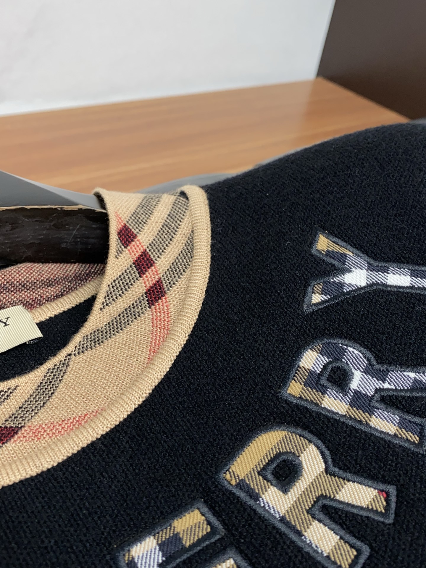 P175 巴宝莉 2025官网秋冬季最新款圆领毛衣，专柜同步在售爆款！特供羊毛混纺面料.手感舒适.可直接接触皮肤，logo徽章精致刺绣标志，极为抢眼！细节凸显大牌时尚魅力.精致做工.立体裁剪风格.穿着效果无敌帅气！三标齐全！码数：M-3XL