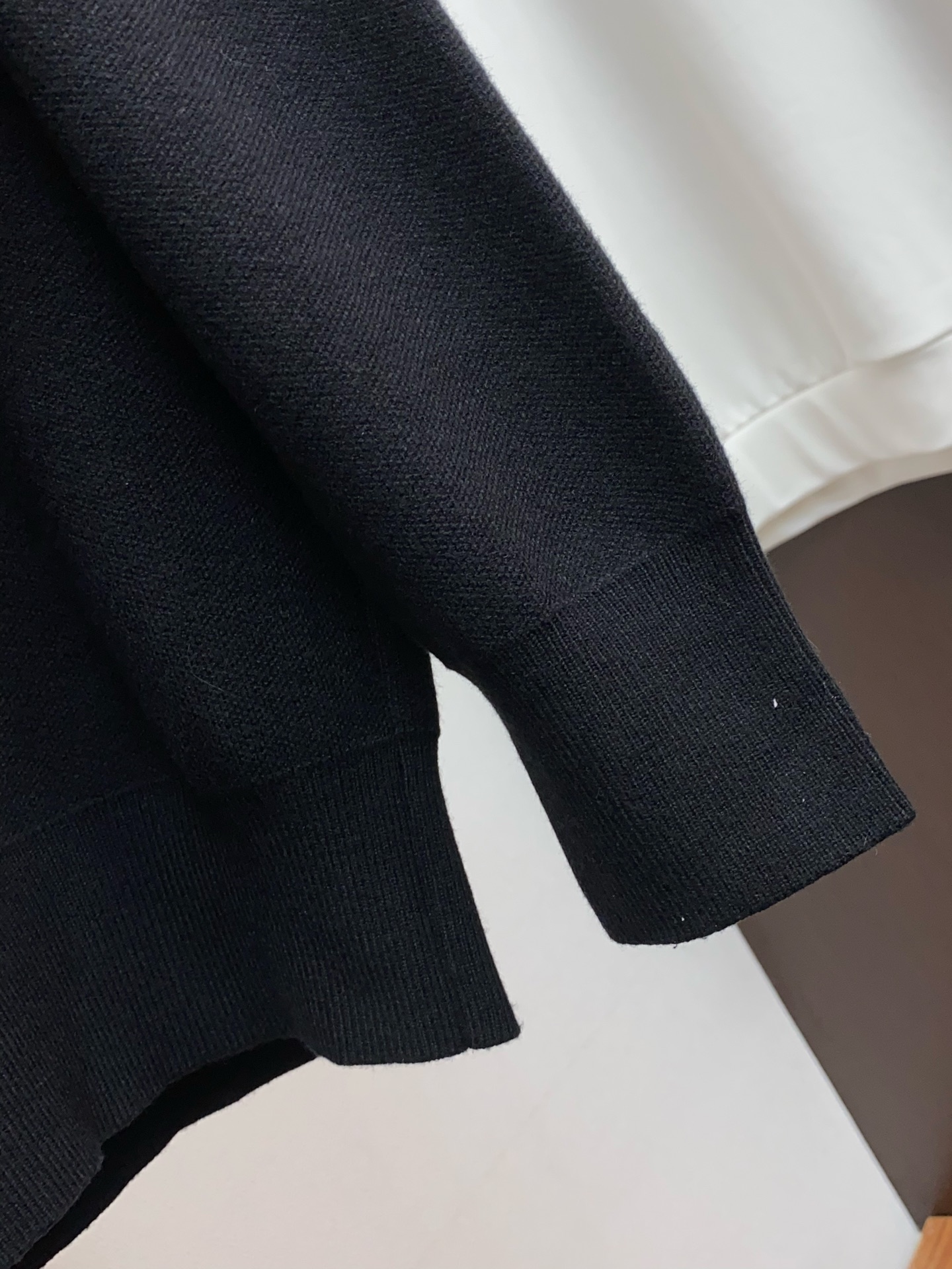 P175 巴宝莉 2025官网秋冬季最新款圆领毛衣，专柜同步在售爆款！特供羊毛混纺面料.手感舒适.可直接接触皮肤，logo徽章精致刺绣标志，极为抢眼！细节凸显大牌时尚魅力.精致做工.立体裁剪风格.穿着效果无敌帅气！三标齐全！码数：M-3XL