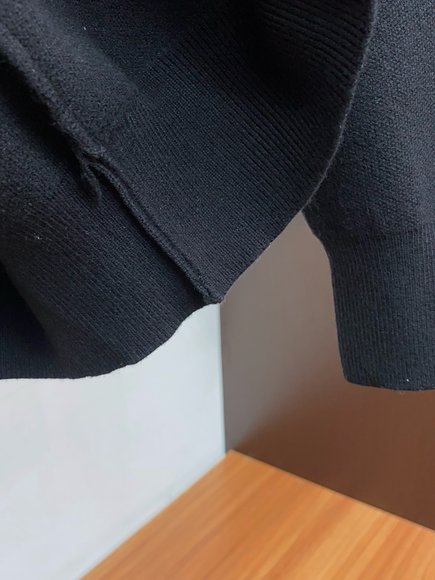 P175 巴宝莉 2025官网秋冬季最新款圆领毛衣，专柜同步在售爆款！特供羊毛混纺面料.手感舒适.可直接接触皮肤，logo徽章精致刺绣标志，极为抢眼！细节凸显大牌时尚魅力.精致做工.立体裁剪风格.穿着效果无敌帅气！三标齐全！码数：M-3XL