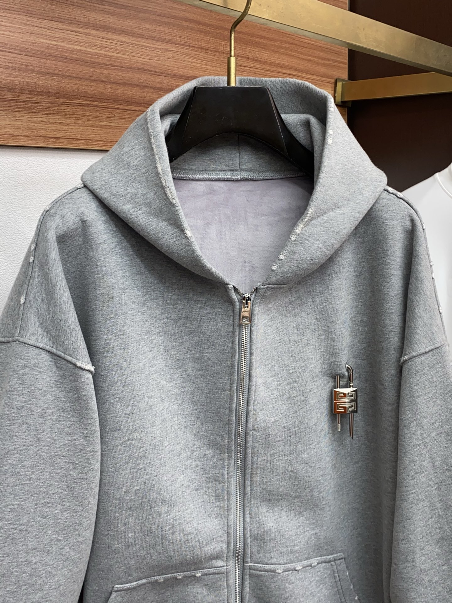 纪梵希 侧边拉链复合加绒面料烧花工艺卫衣颜色：黑色 浅灰尺码：S~XL(欧码偏大报身高体重下单)