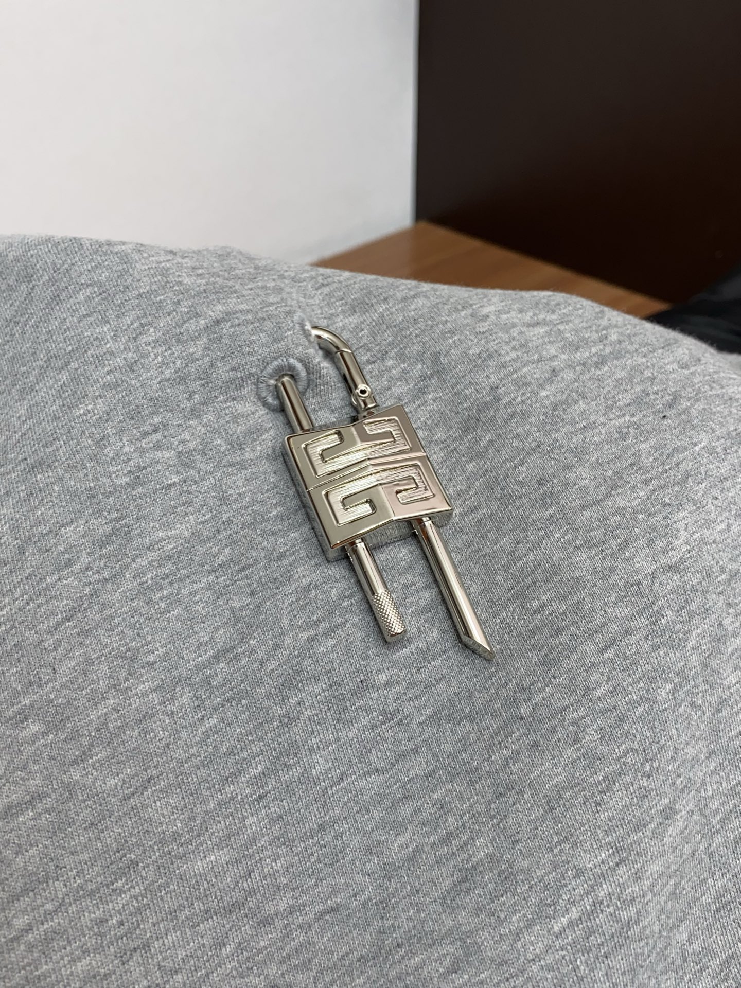 纪梵希 侧边拉链复合加绒面料烧花工艺卫衣颜色：黑色 浅灰尺码：S~XL(欧码偏大报身高体重下单)