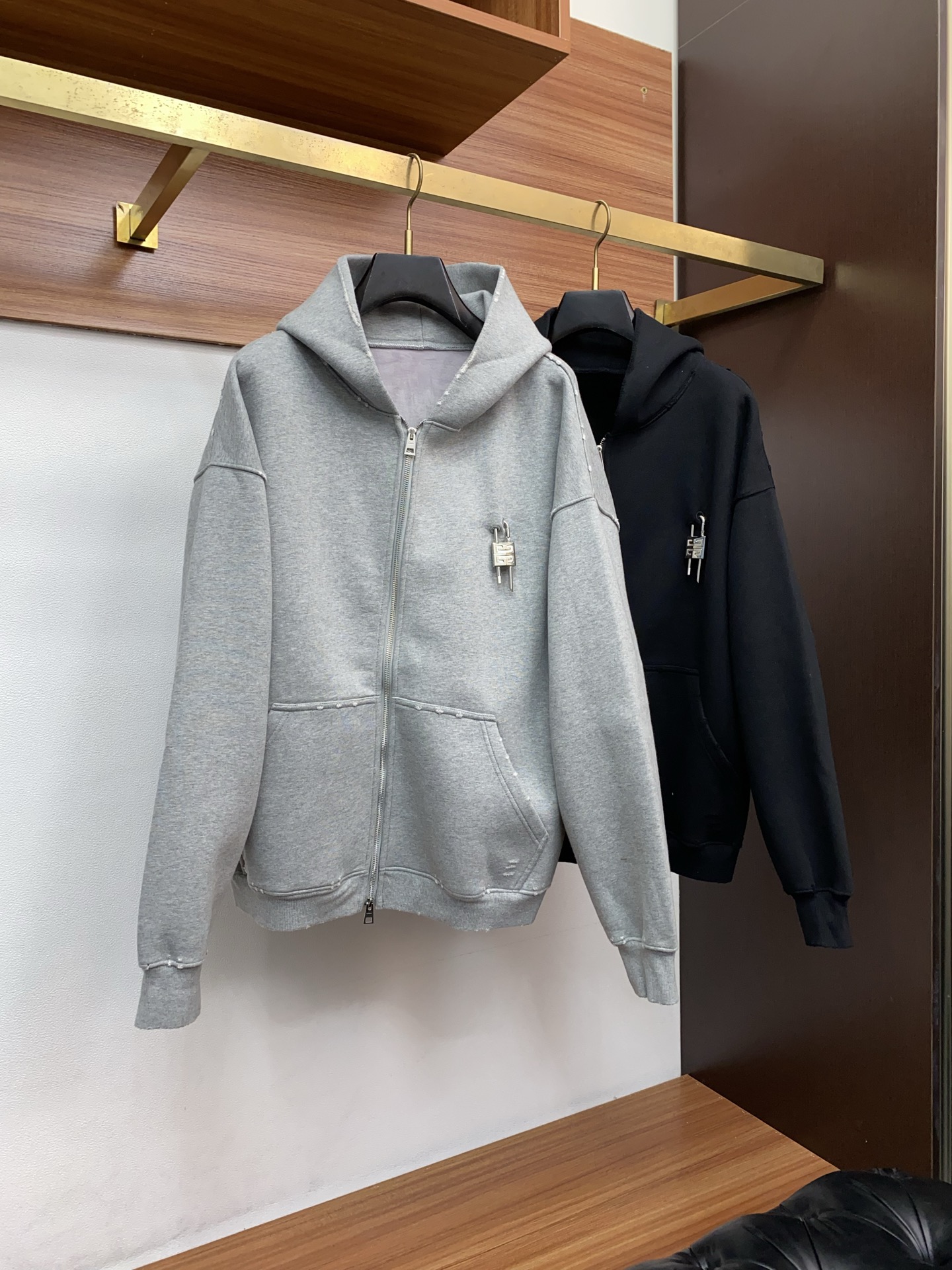 纪梵希 侧边拉链复合加绒面料烧花工艺卫衣颜色：黑色 浅灰尺码：S~XL(欧码偏大报身高体重下单)